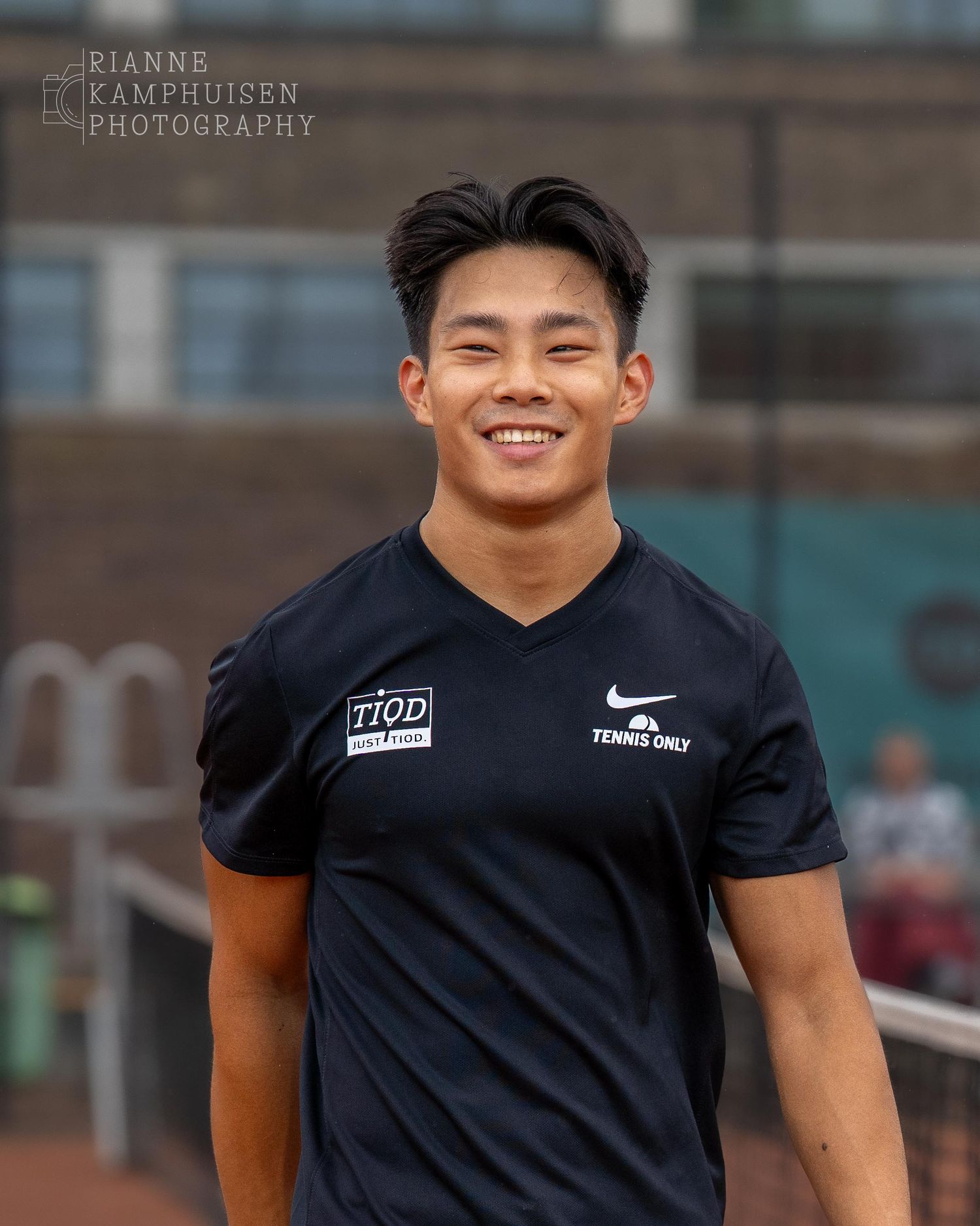 Actiefoto's van gravel tennistoernooi met spelers in actie, dubbelspel, toeschouwers en zomerse sfeer rond de baan.
