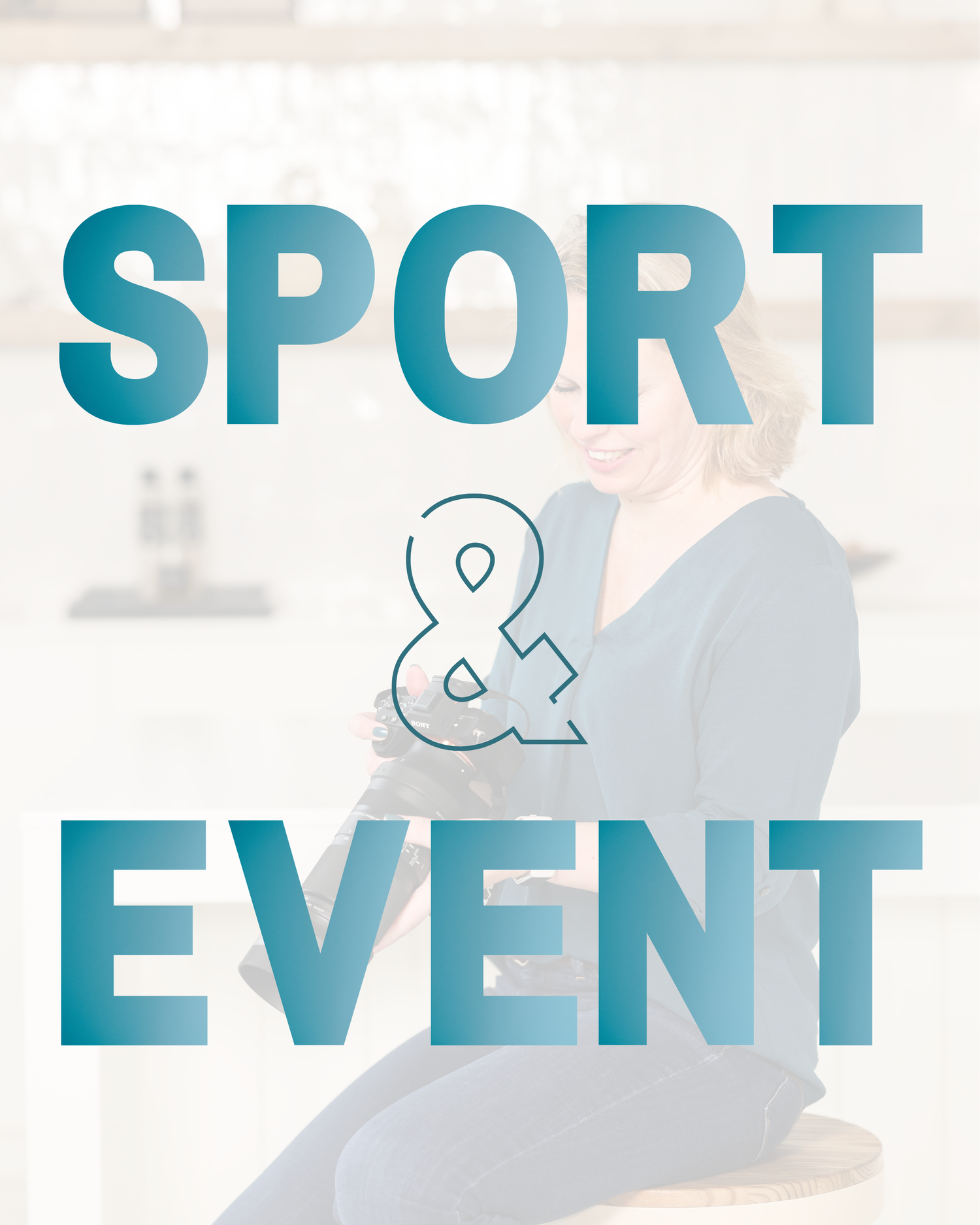 Grafische afbeelding met de tekst “SPORT & EVENT” over een wazige achtergrond van een vrouw met een camera.