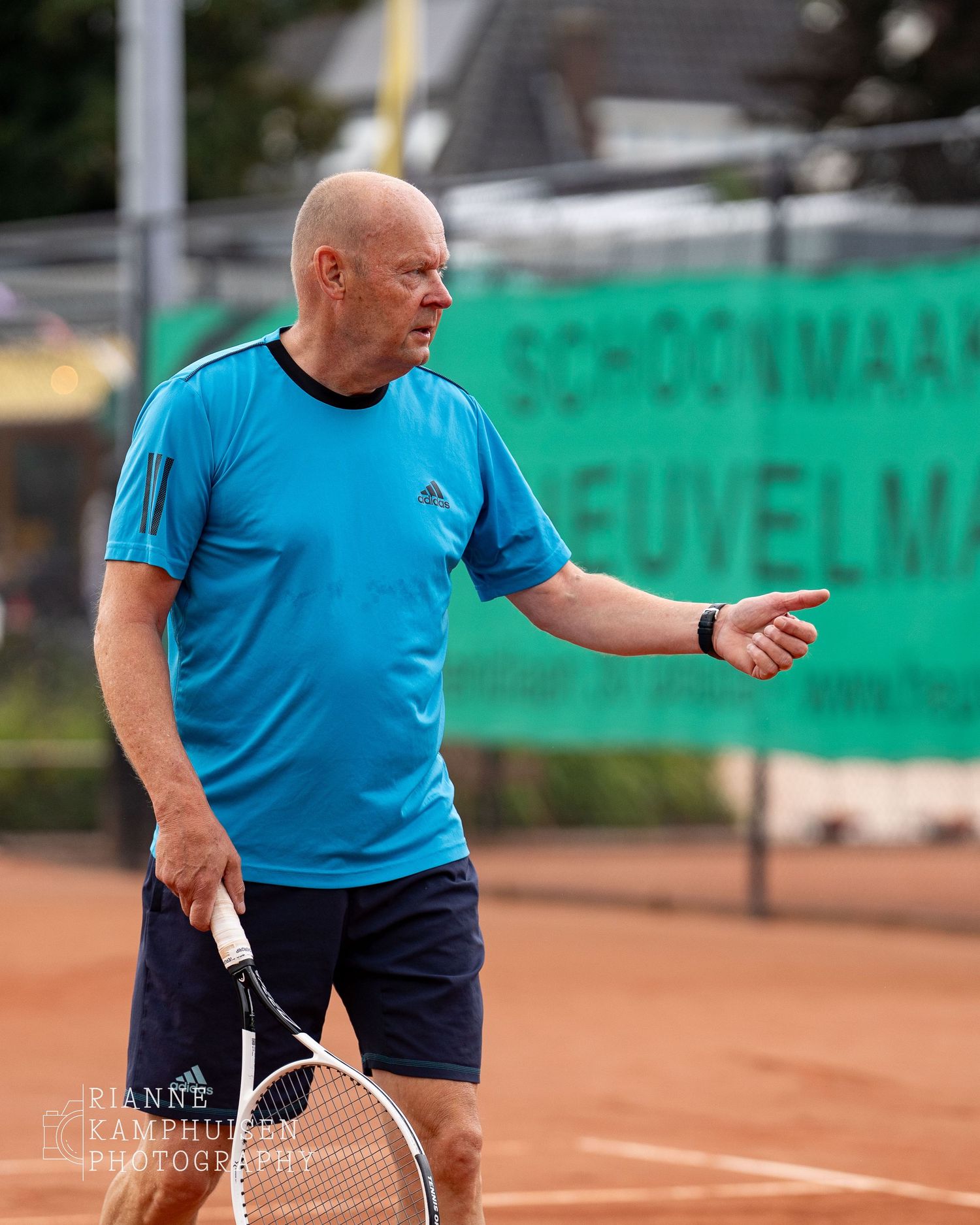 Actiefoto's van de zaterdag van een gravel tennistoernooi met spelers in actie, dubbelspel, toeschouwers en zomerse sfeer rond de baan.