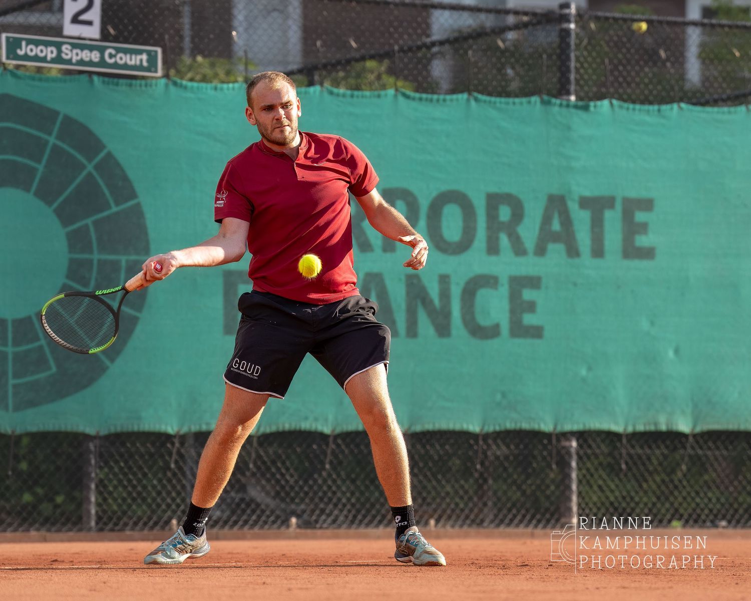 Actiefoto's van de woensdagavond van eengravel tennistoernooi met spelers in actie, dubbelspel, toeschouwers en zomerse sfeer rond de baan.
