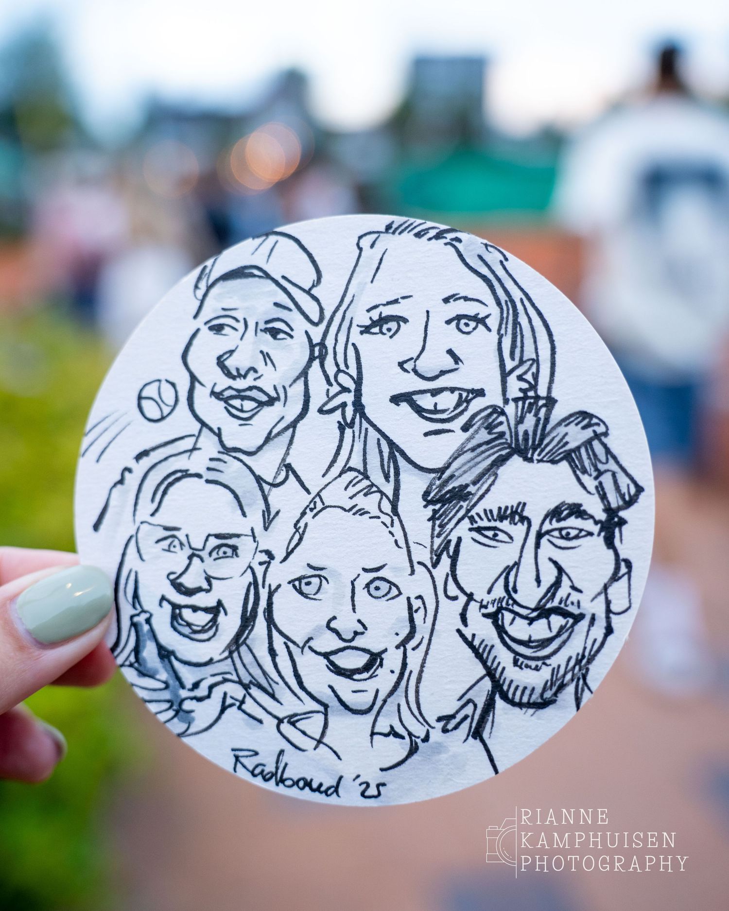 Actiefoto's van de woensdagavond van eengravel tennistoernooi met spelers in actie, dubbelspel, toeschouwers en zomerse sfeer rond de baan.