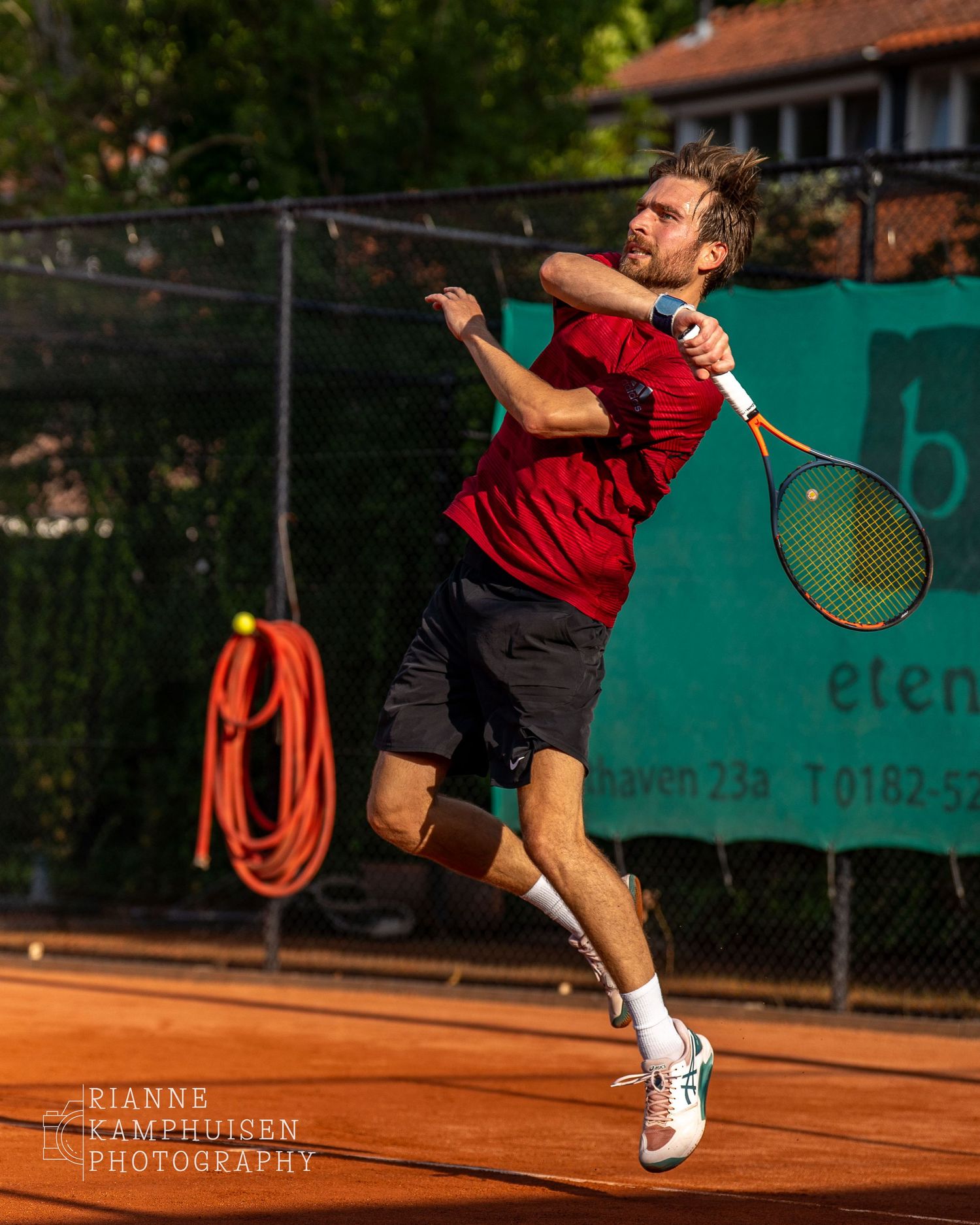 Actiefoto's van gravel tennistoernooi met spelers in actie, dubbelspel, toeschouwers en zomerse sfeer rond de baan.