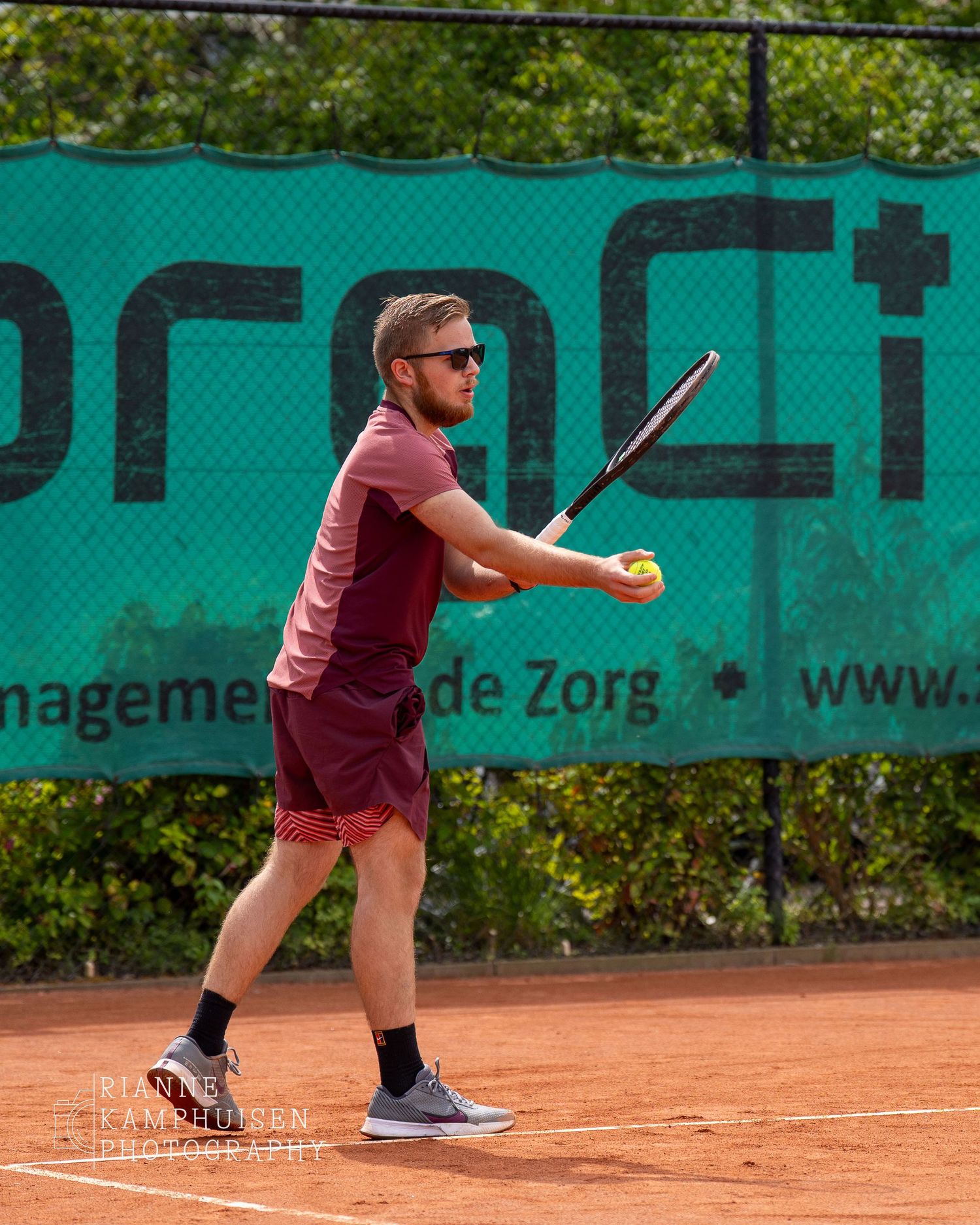 Actiefoto's en finalisten van een gravel tennistoernooi met spelers in actie, dubbelspel, toeschouwers en zomerse sfeer rond de baan.
