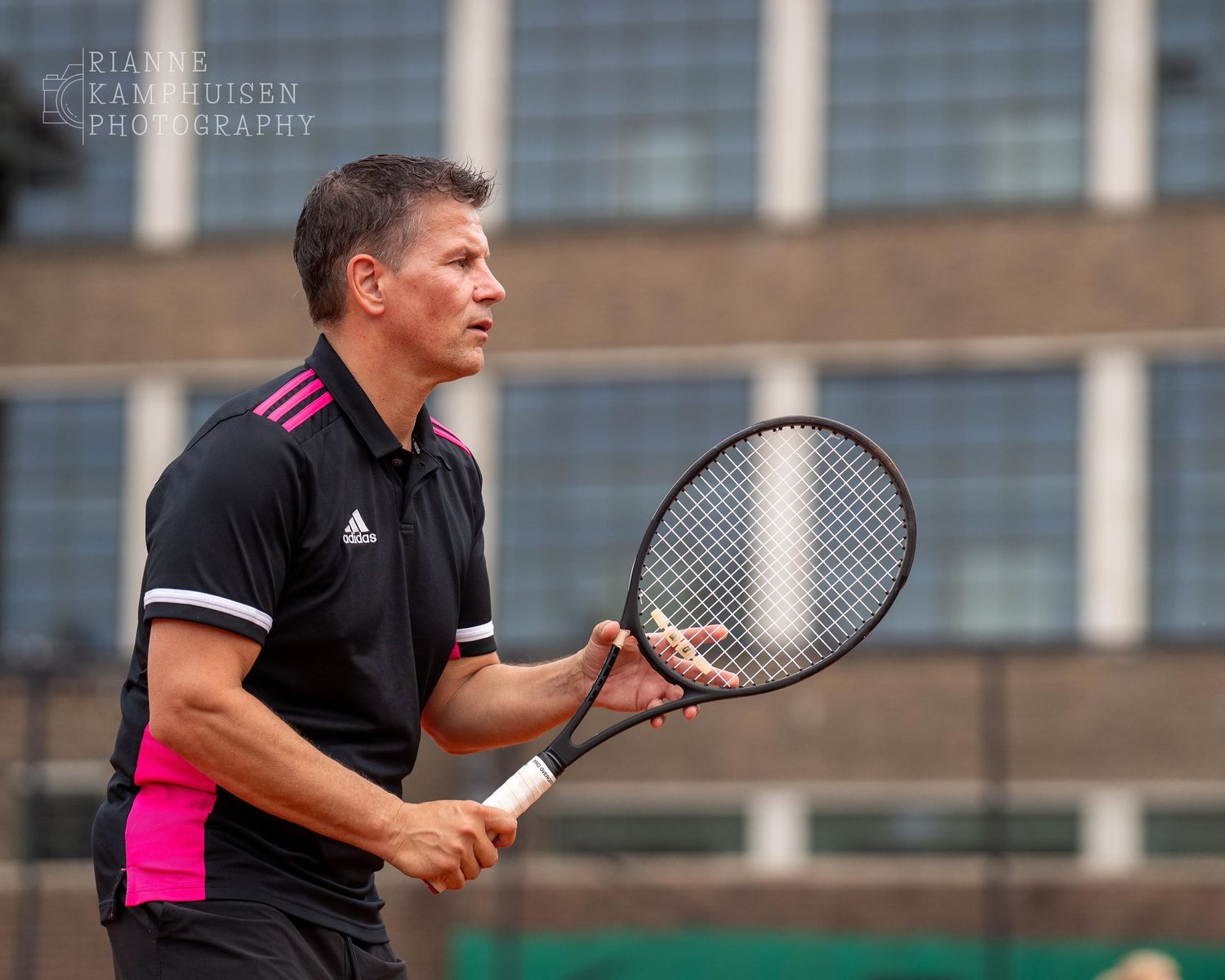 Actiefoto's van gravel tennistoernooi met spelers in actie, dubbelspel, toeschouwers en zomerse sfeer rond de baan.