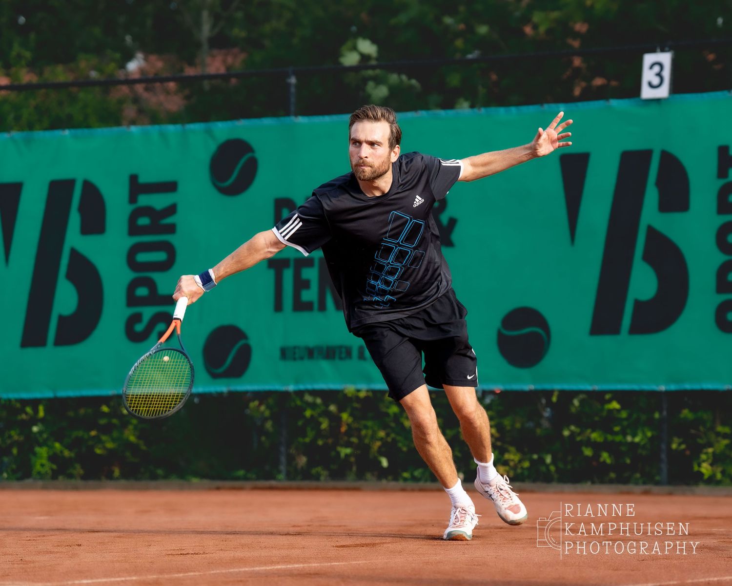 Actiefoto's van de vrijdagavond van een gravel tennistoernooi met spelers in actie, dubbelspel, toeschouwers en zomerse sfeer rond de baan.