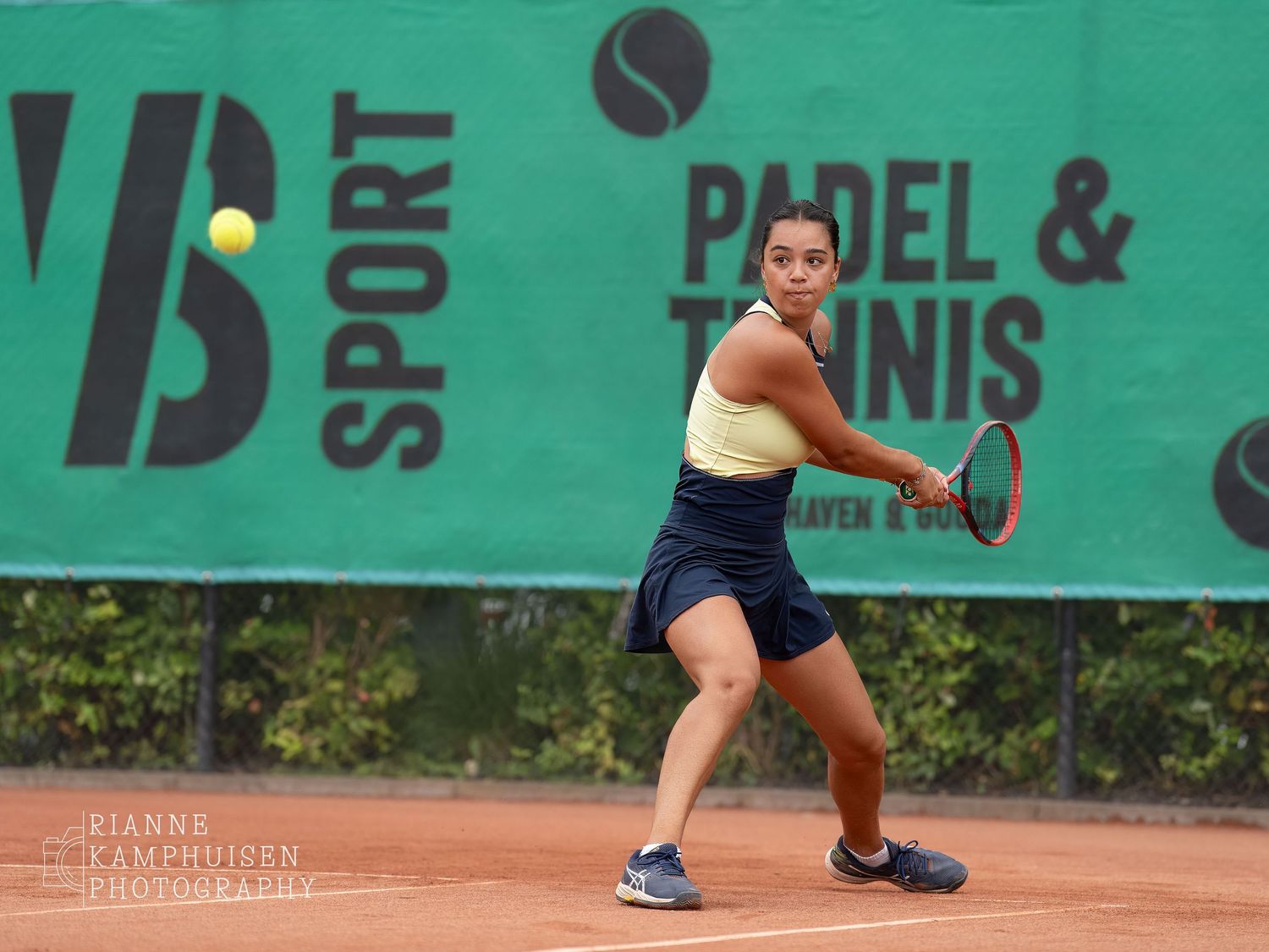 Actiefoto's van de zaterdag van een gravel tennistoernooi met spelers in actie, dubbelspel, toeschouwers en zomerse sfeer rond de baan.