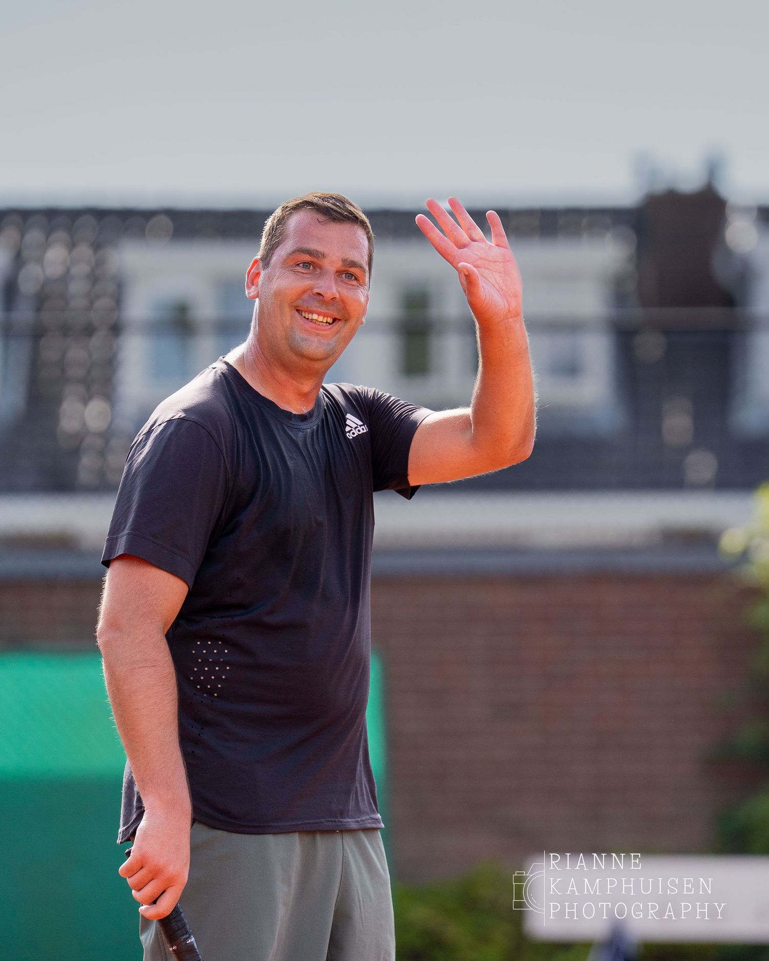 Actiefoto's van de woensdagavond van eengravel tennistoernooi met spelers in actie, dubbelspel, toeschouwers en zomerse sfeer rond de baan.