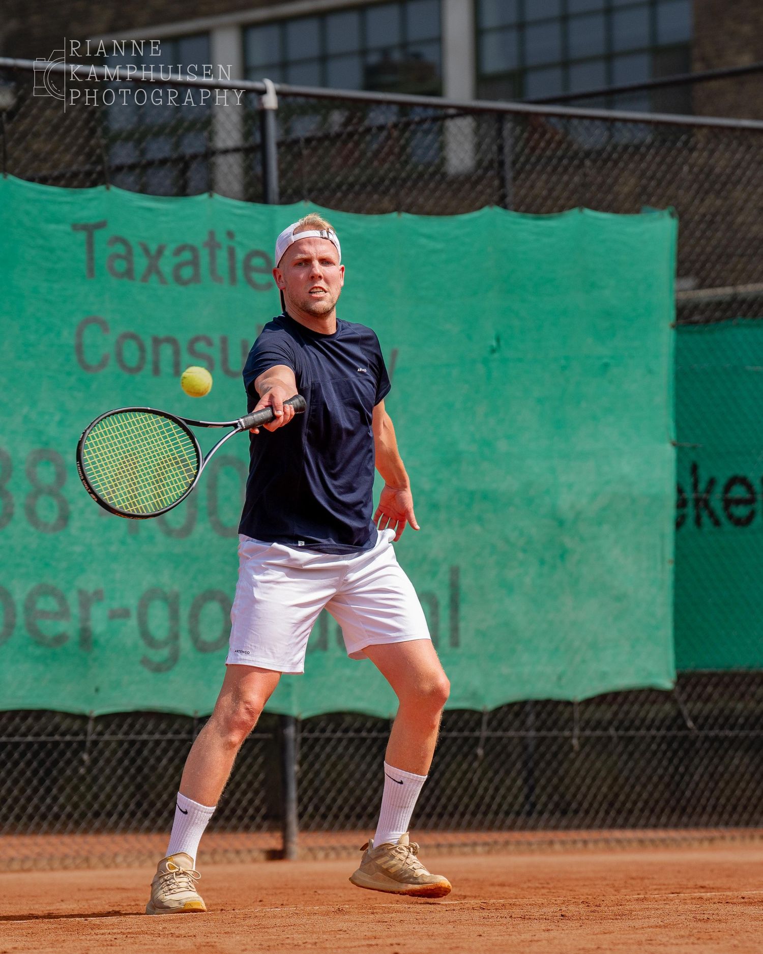 Actiefoto's van gravel tennistoernooi met spelers in actie, dubbelspel, toeschouwers en zomerse sfeer rond de baan.