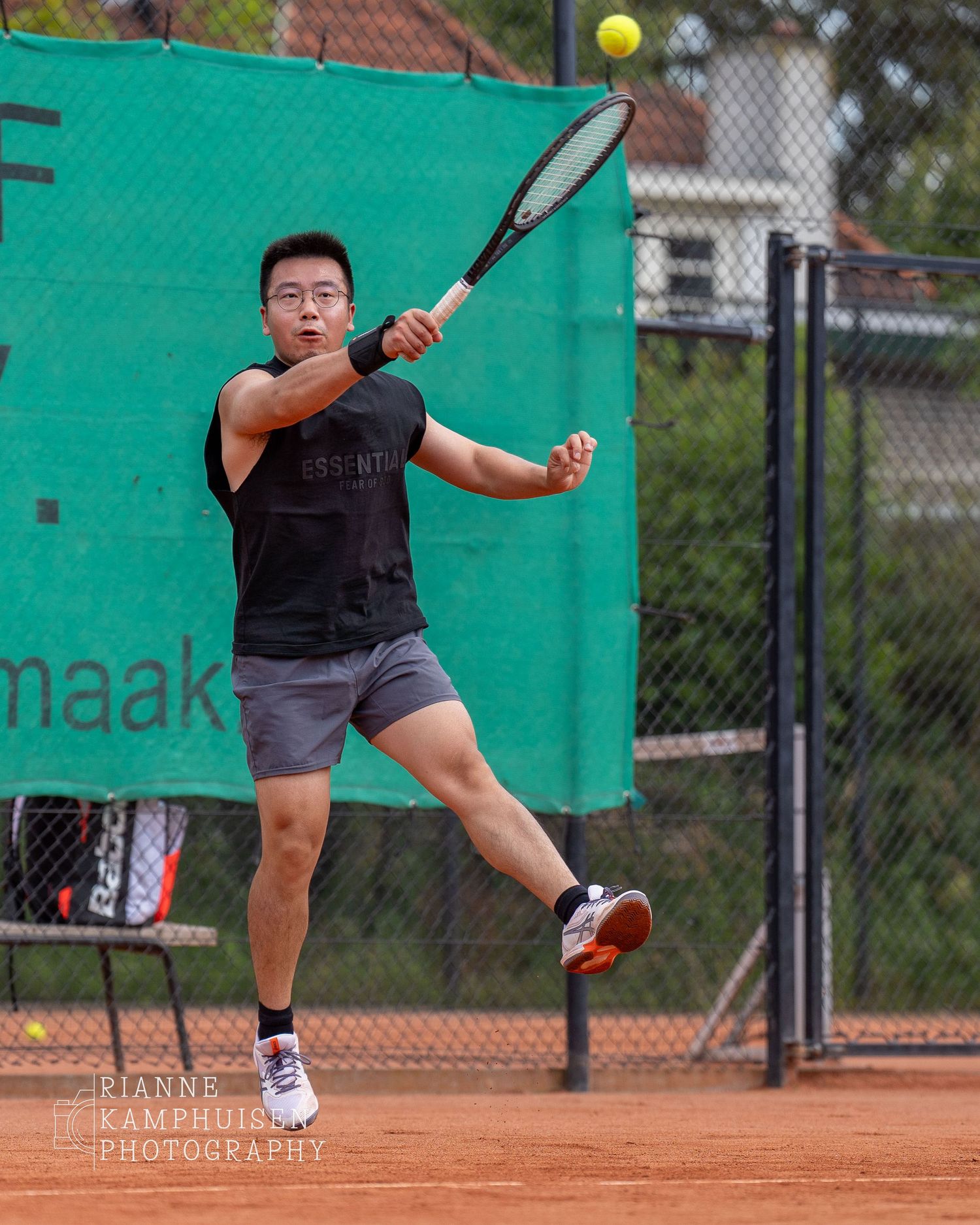Actiefoto's en finalisten van een gravel tennistoernooi met spelers in actie, dubbelspel, toeschouwers en zomerse sfeer rond de baan.