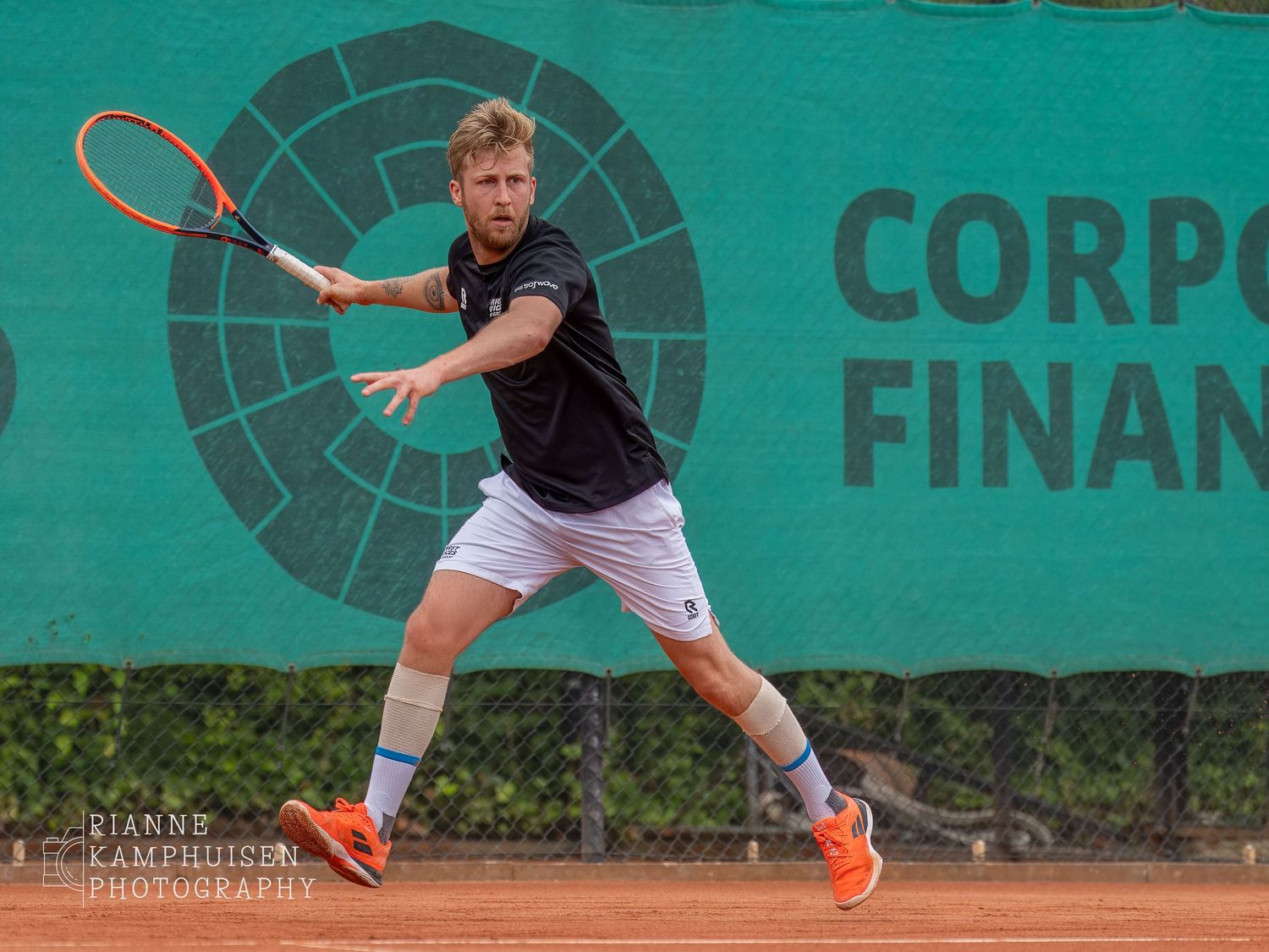 Actiefoto's van de zaterdag van een gravel tennistoernooi met spelers in actie, dubbelspel, toeschouwers en zomerse sfeer rond de baan.