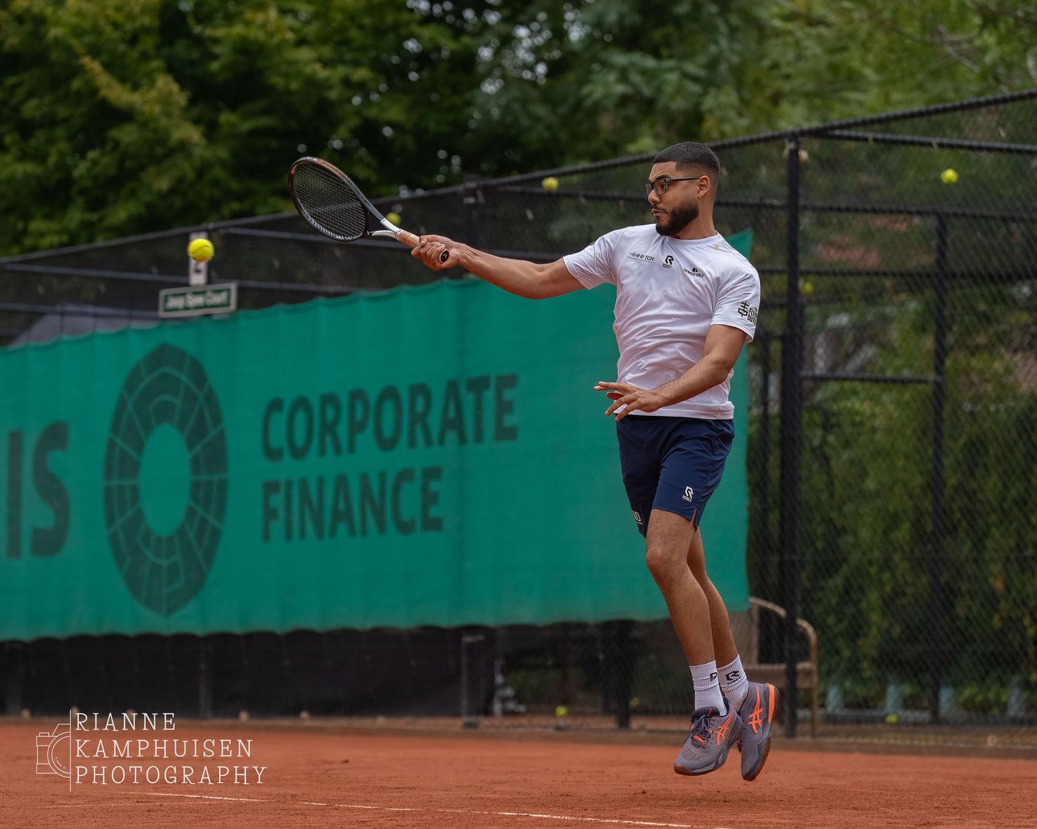 Actiefoto's van de zaterdag van een gravel tennistoernooi met spelers in actie, dubbelspel, toeschouwers en zomerse sfeer rond de baan.