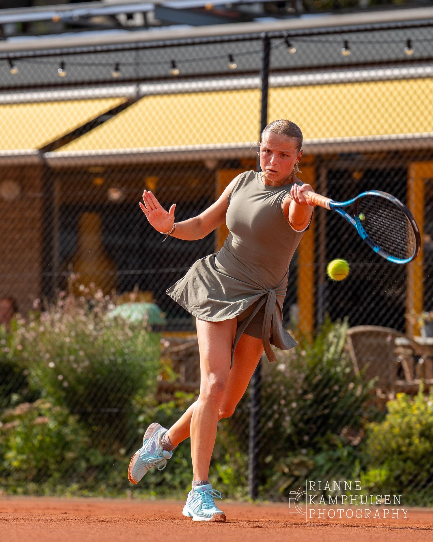 Actiefoto's van gravel tennistoernooi met spelers in actie, dubbelspel, toeschouwers en zomerse sfeer rond de baan.