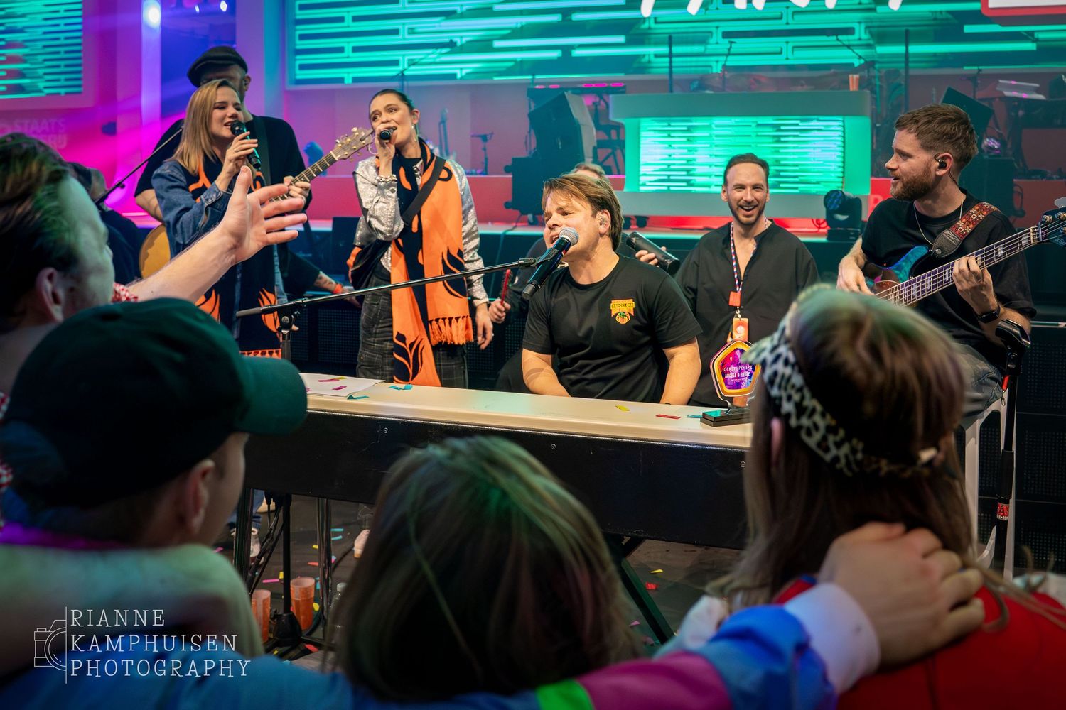 Sfeerfoto van een concert van Roel van Velzen en de band The Jimmy's tijdens de crew night in het Staatsloterij TeamNL Huis.
