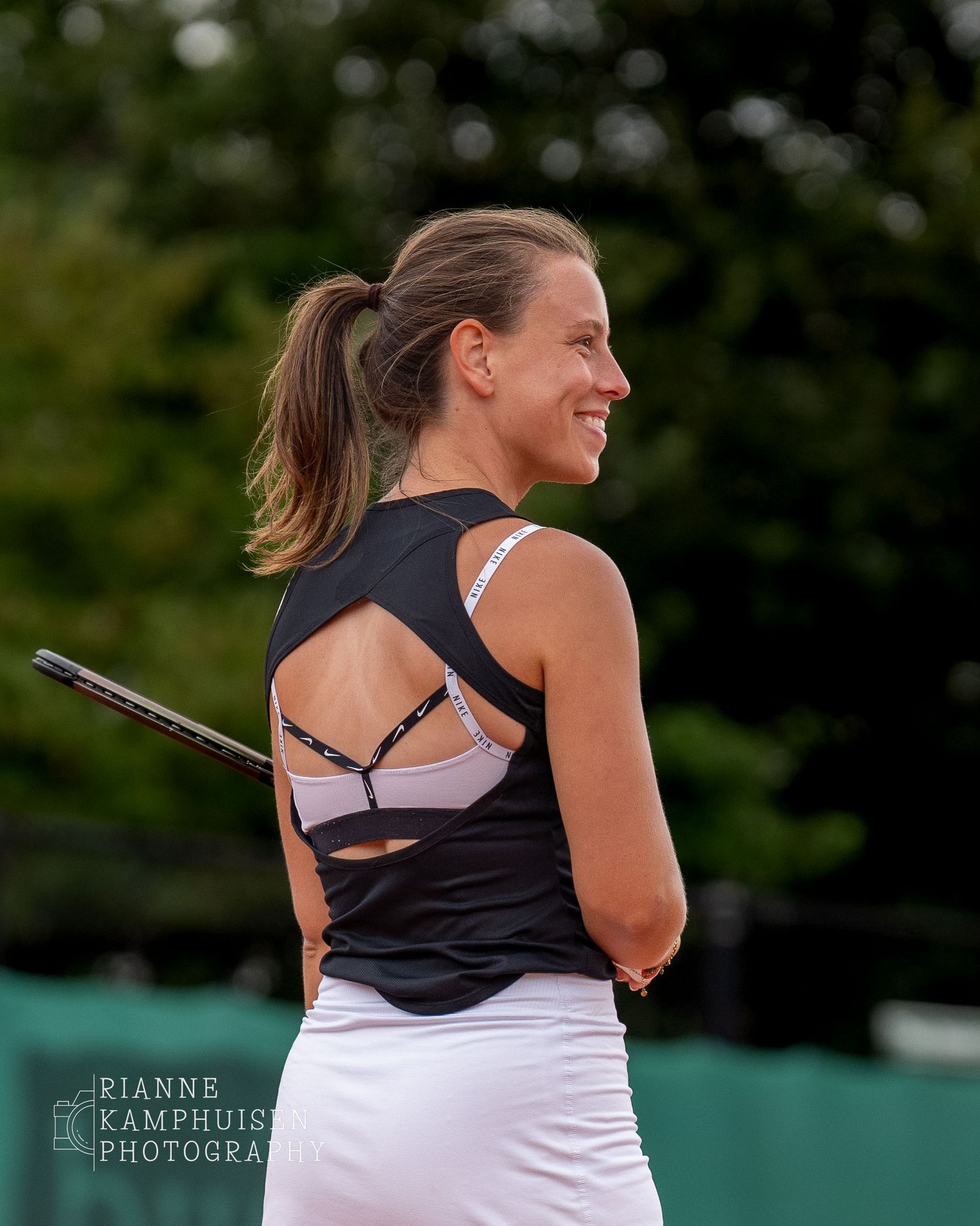 Actiefoto's en finalisten van een gravel tennistoernooi met spelers in actie, dubbelspel, toeschouwers en zomerse sfeer rond de baan.