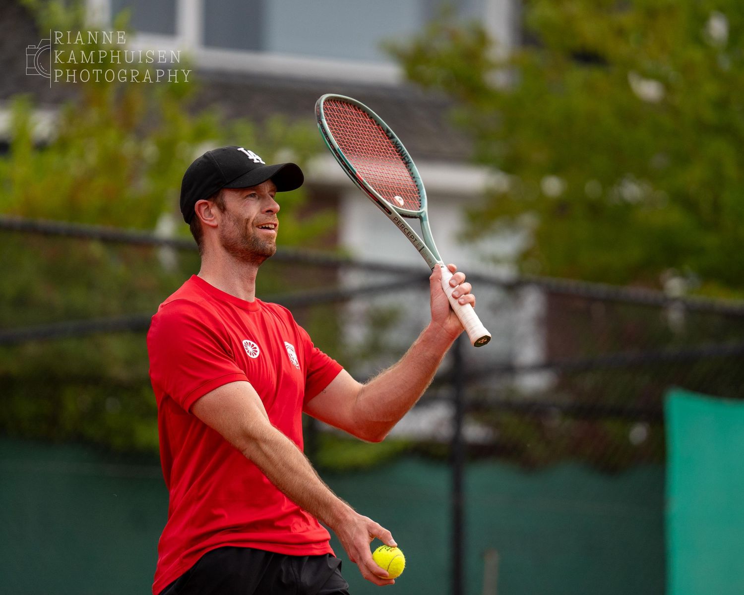 Actiefoto's van gravel tennistoernooi met spelers in actie, dubbelspel, toeschouwers en zomerse sfeer rond de baan.