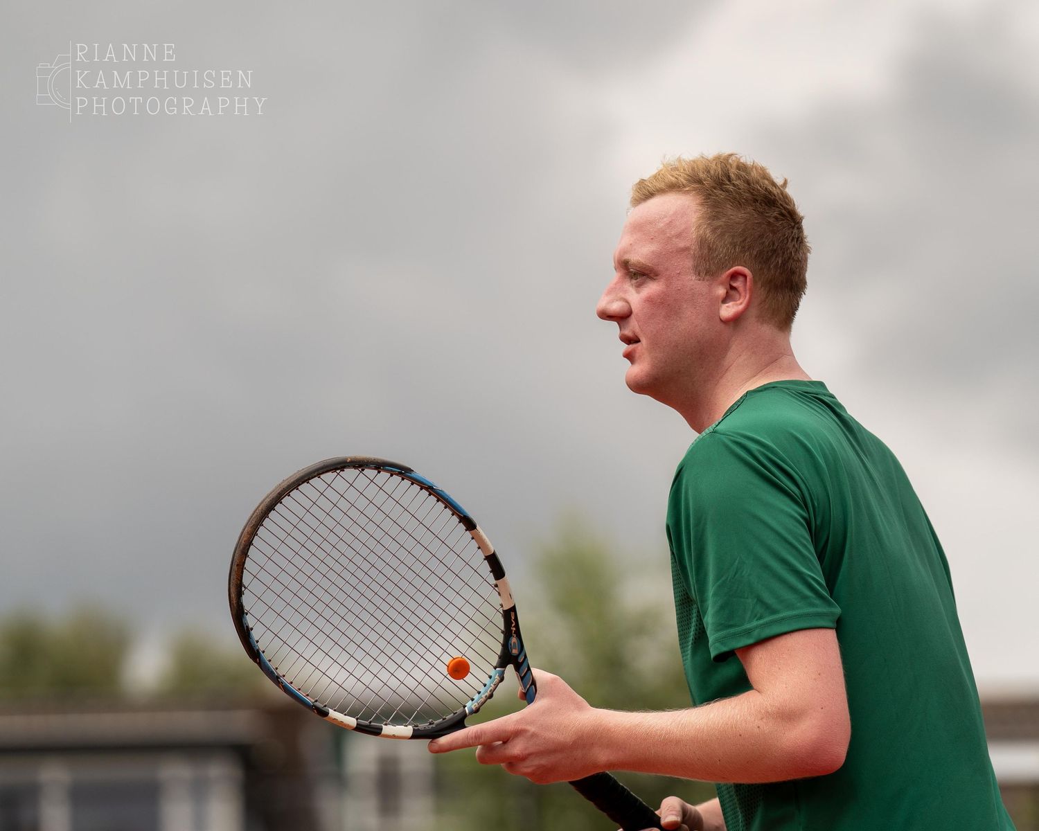 Actiefoto's van gravel tennistoernooi met spelers in actie, dubbelspel, toeschouwers en zomerse sfeer rond de baan.