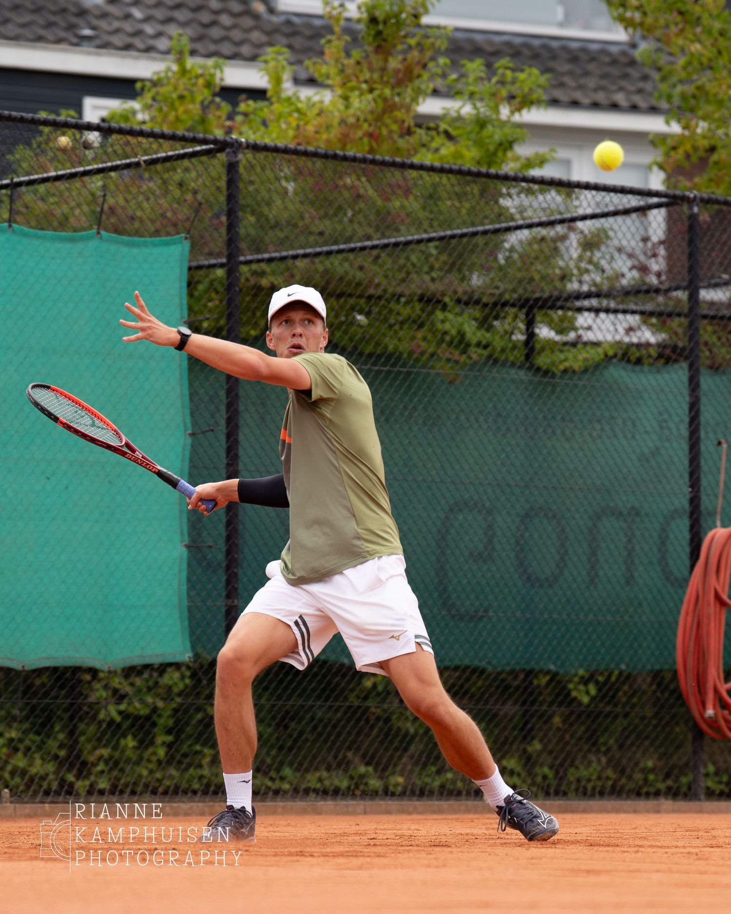 Actiefoto's en finalisten van een gravel tennistoernooi met spelers in actie, dubbelspel, toeschouwers en zomerse sfeer rond de baan.
