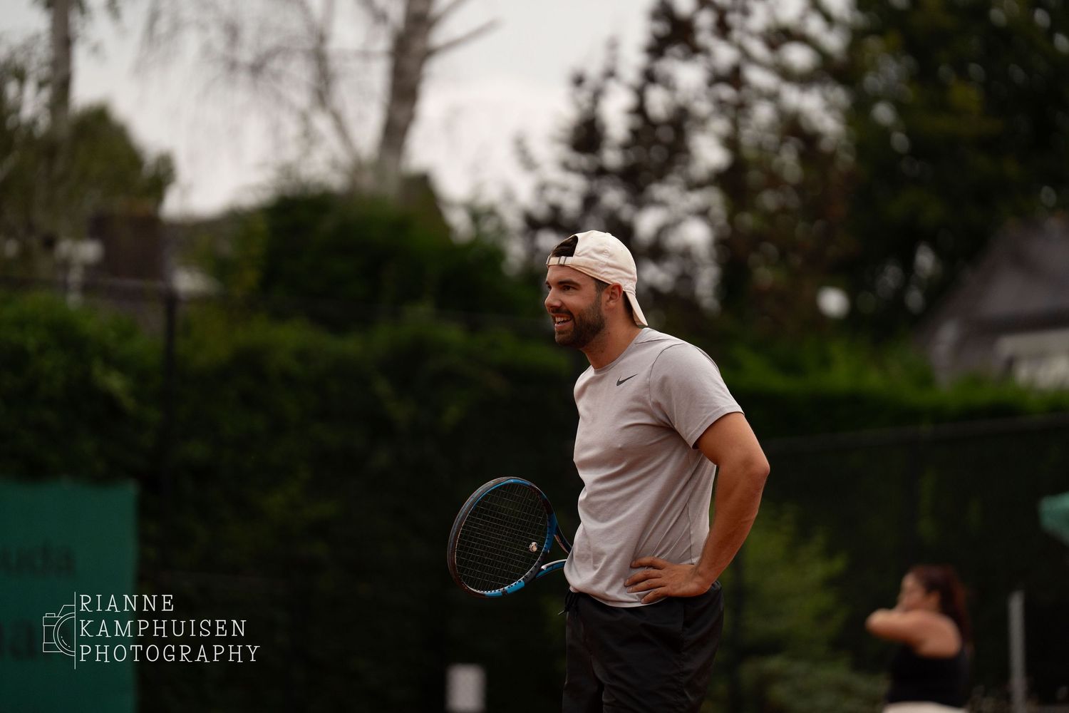 Actiefoto's en finalisten van een gravel tennistoernooi met spelers in actie, dubbelspel, toeschouwers en zomerse sfeer rond de baan.
