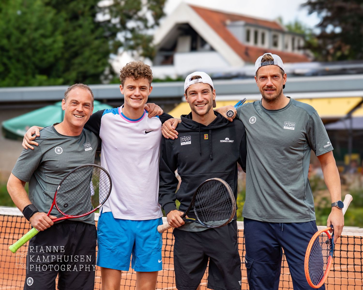 Actiefoto's en finalisten van een gravel tennistoernooi met spelers in actie, dubbelspel, toeschouwers en zomerse sfeer rond de baan.