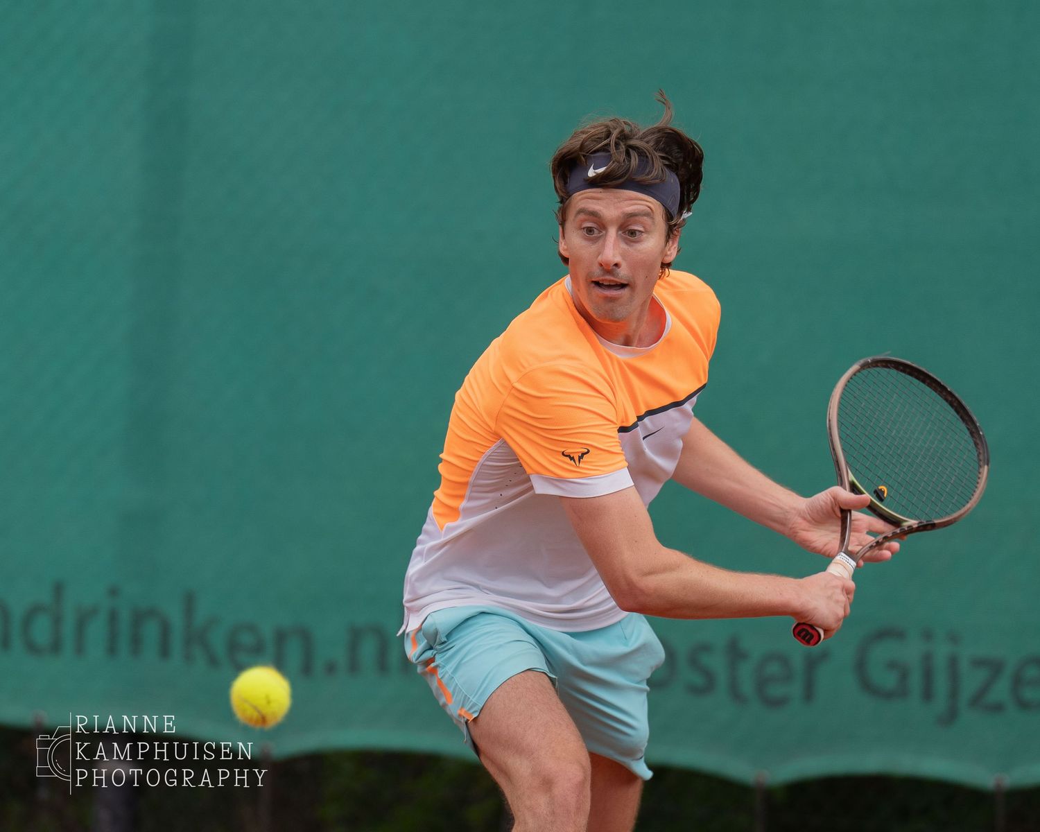 Actiefoto's van de zaterdag van een gravel tennistoernooi met spelers in actie, dubbelspel, toeschouwers en zomerse sfeer rond de baan.