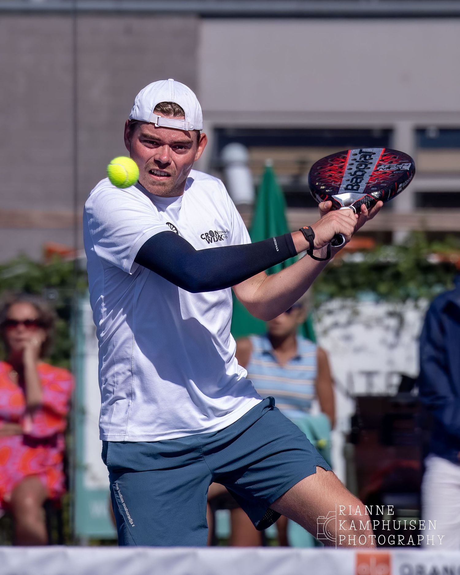 Padel speler springt in de lucht op een backhand te slaan tijden een open toernooi in Reeuwijk