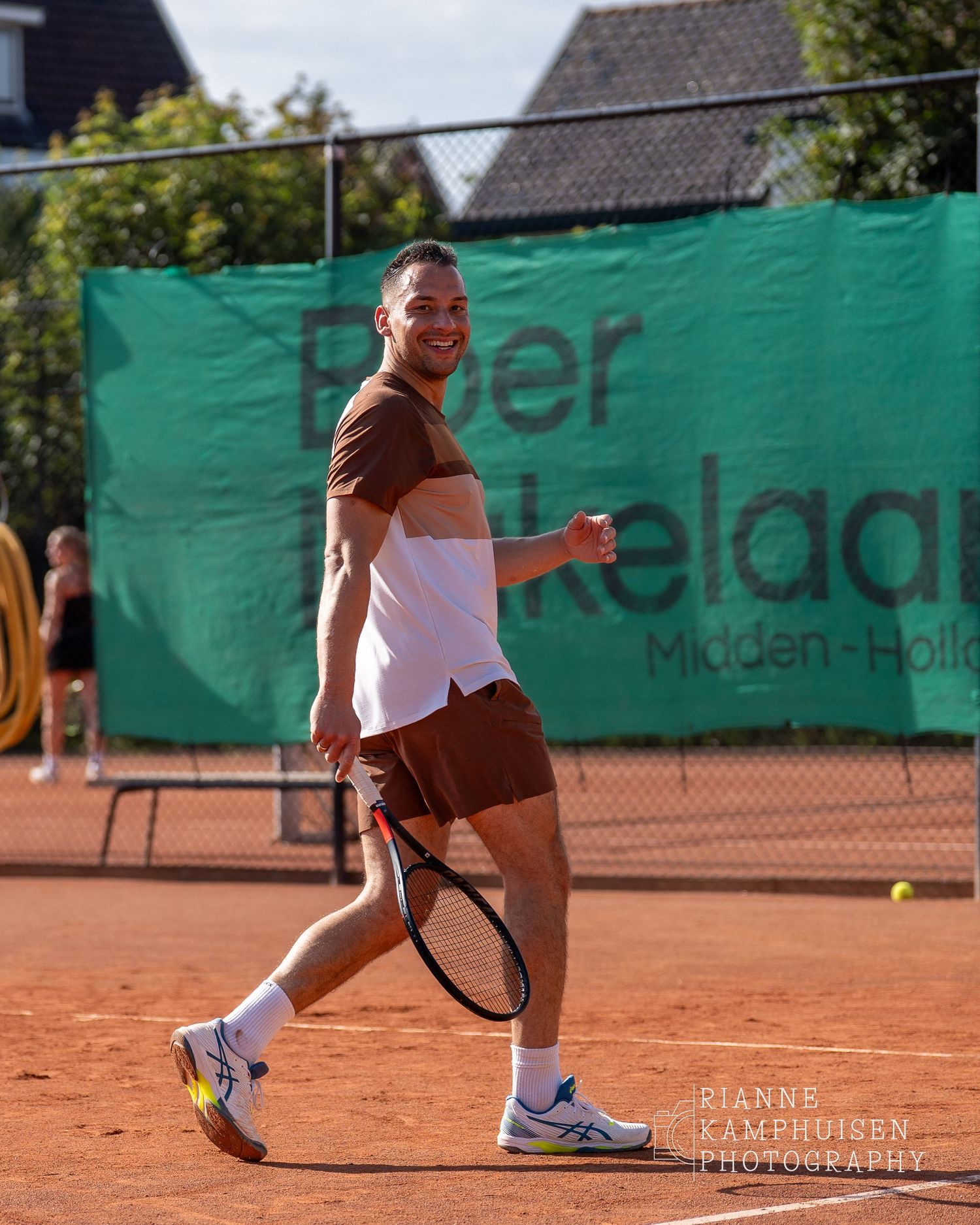 Actiefoto's van gravel tennistoernooi met spelers in actie, dubbelspel, toeschouwers en zomerse sfeer rond de baan.