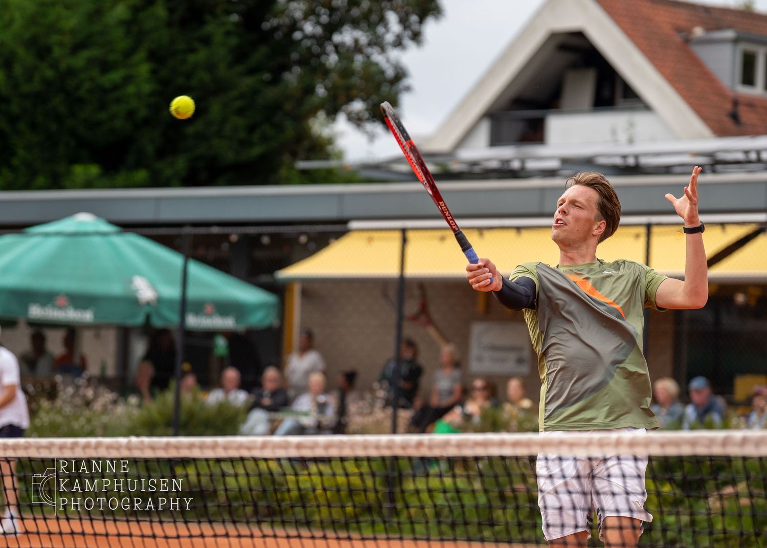 Actiefoto's en finalisten van een gravel tennistoernooi met spelers in actie, dubbelspel, toeschouwers en zomerse sfeer rond de baan.