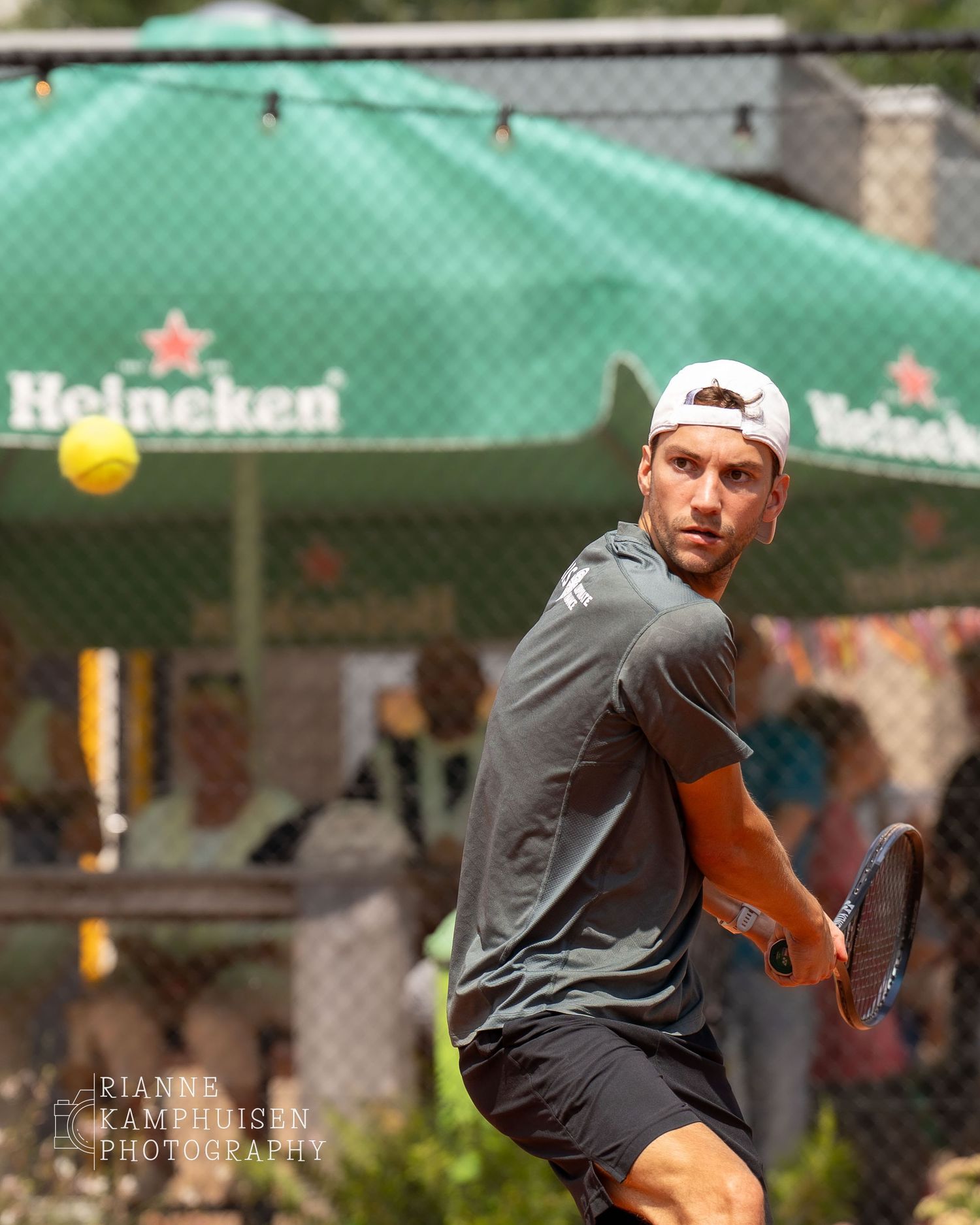 Actiefoto's en finalisten van een gravel tennistoernooi met spelers in actie, dubbelspel, toeschouwers en zomerse sfeer rond de baan.