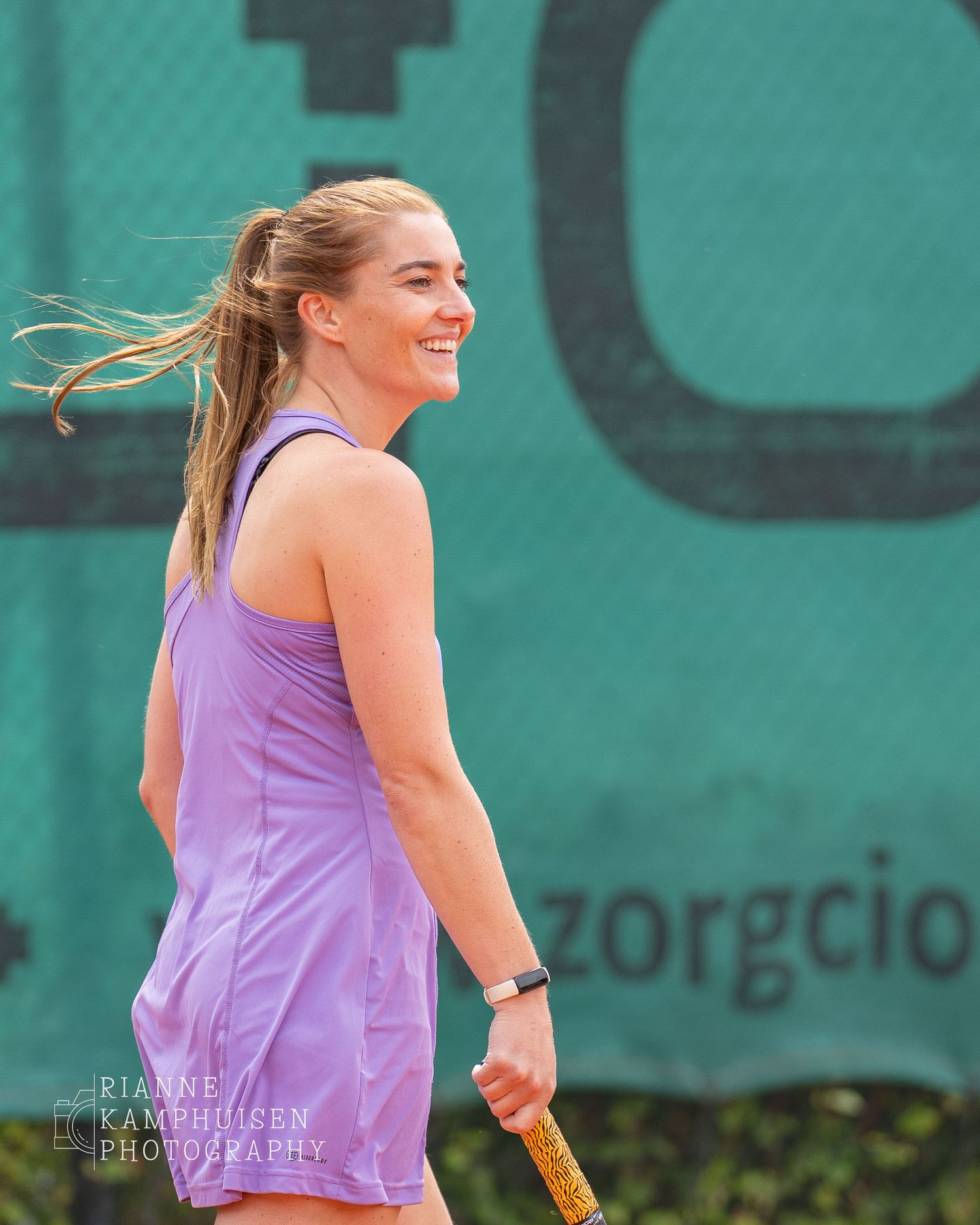 Actiefoto's en finalisten van een gravel tennistoernooi met spelers in actie, dubbelspel, toeschouwers en zomerse sfeer rond de baan.