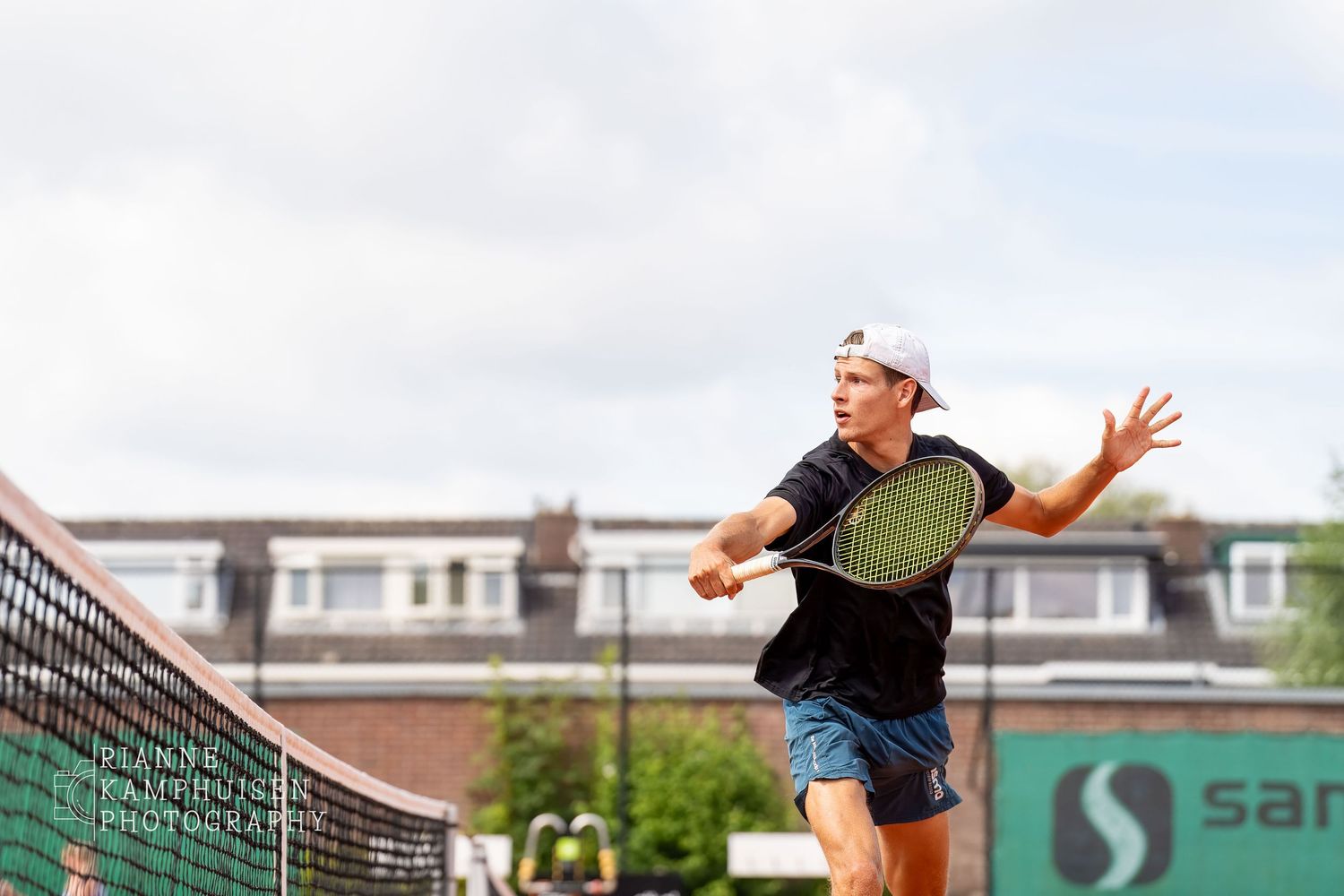 Actiefoto's en finalisten van een gravel tennistoernooi met spelers in actie, dubbelspel, toeschouwers en zomerse sfeer rond de baan.