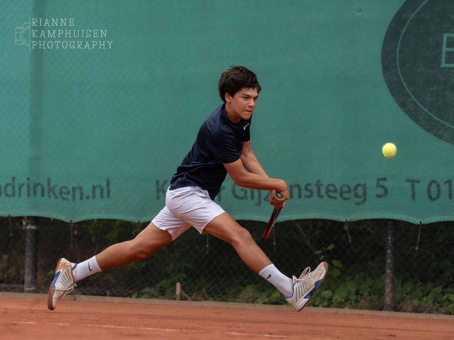 Actiefoto's van gravel tennistoernooi met spelers in actie, dubbelspel, toeschouwers en zomerse sfeer rond de baan.
