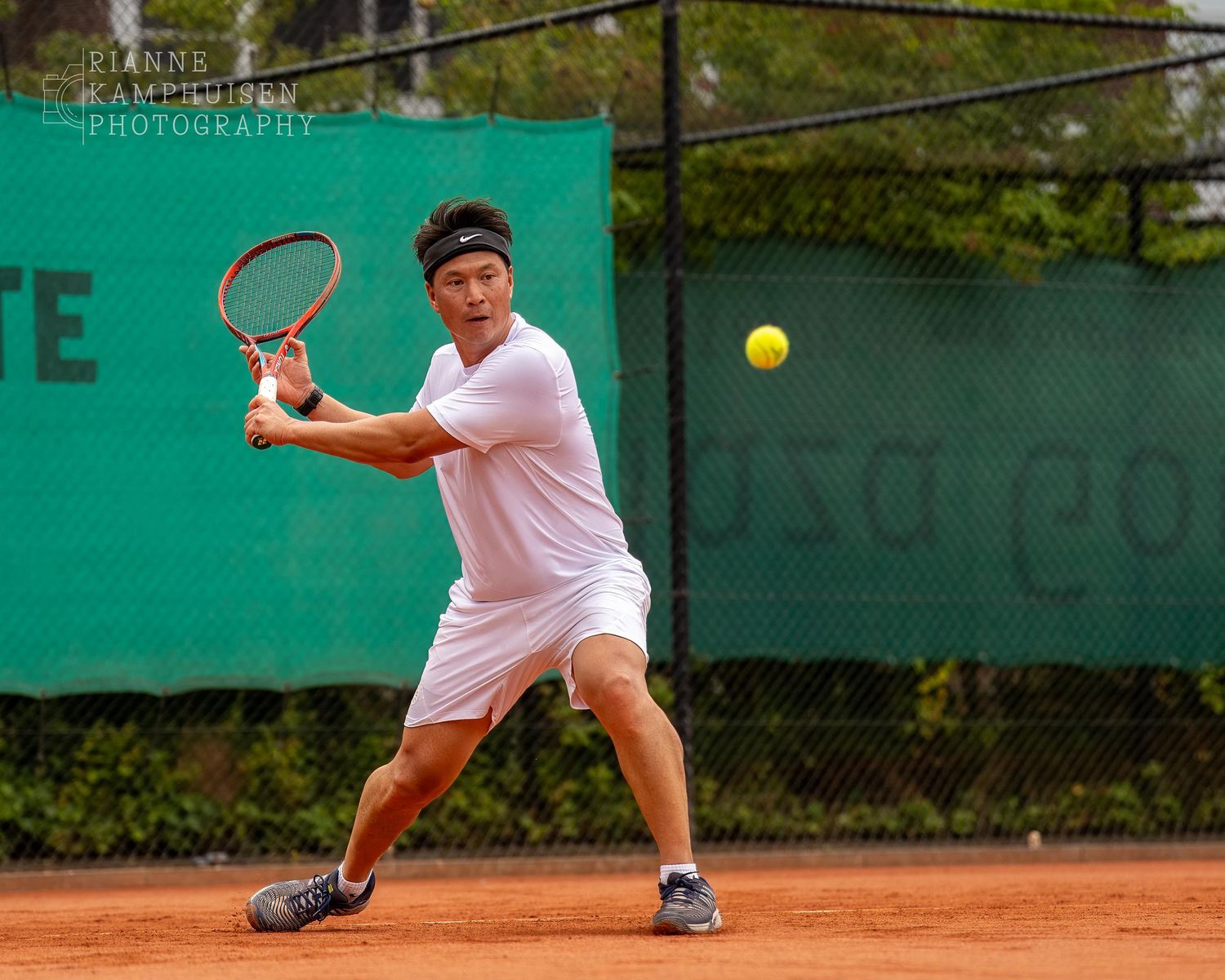 Actiefoto's van gravel tennistoernooi met spelers in actie, dubbelspel, toeschouwers en zomerse sfeer rond de baan.