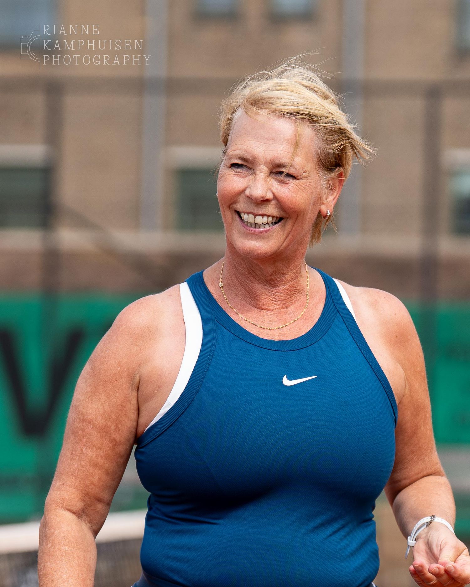 Actiefoto's van gravel tennistoernooi met spelers in actie, dubbelspel, toeschouwers en zomerse sfeer rond de baan.