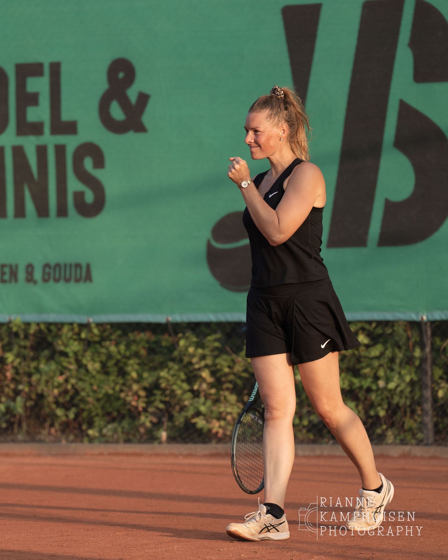 Actiefoto's van de woensdagavond van eengravel tennistoernooi met spelers in actie, dubbelspel, toeschouwers en zomerse sfeer rond de baan.