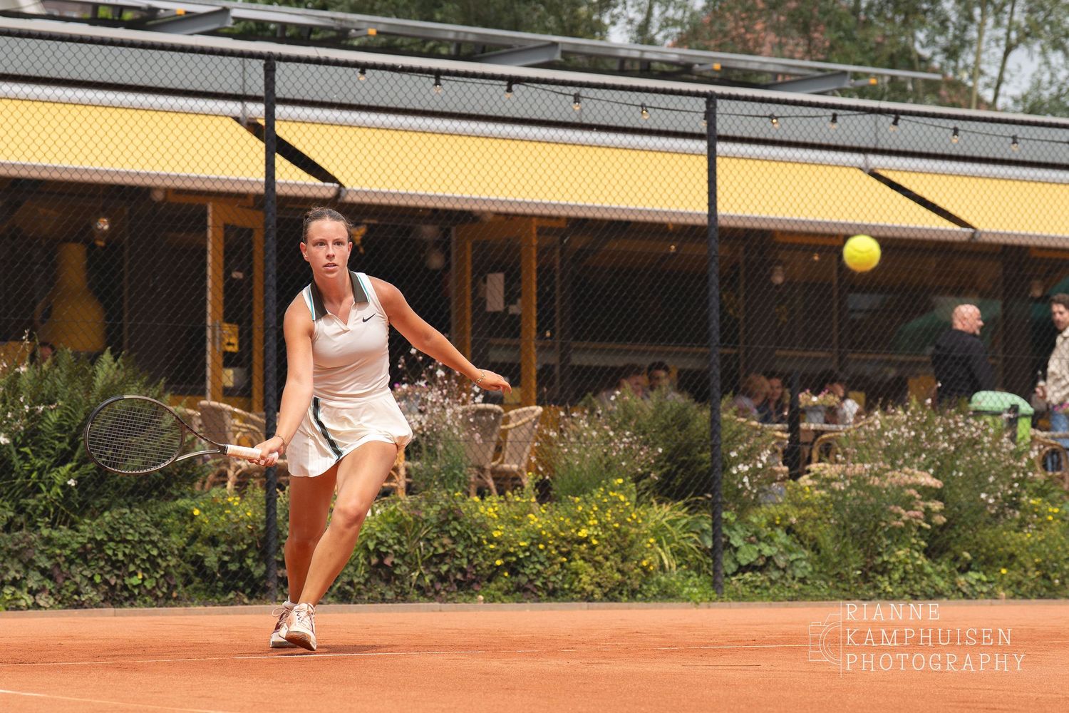 Actiefoto's van de zaterdag van een gravel tennistoernooi met spelers in actie, dubbelspel, toeschouwers en zomerse sfeer rond de baan.