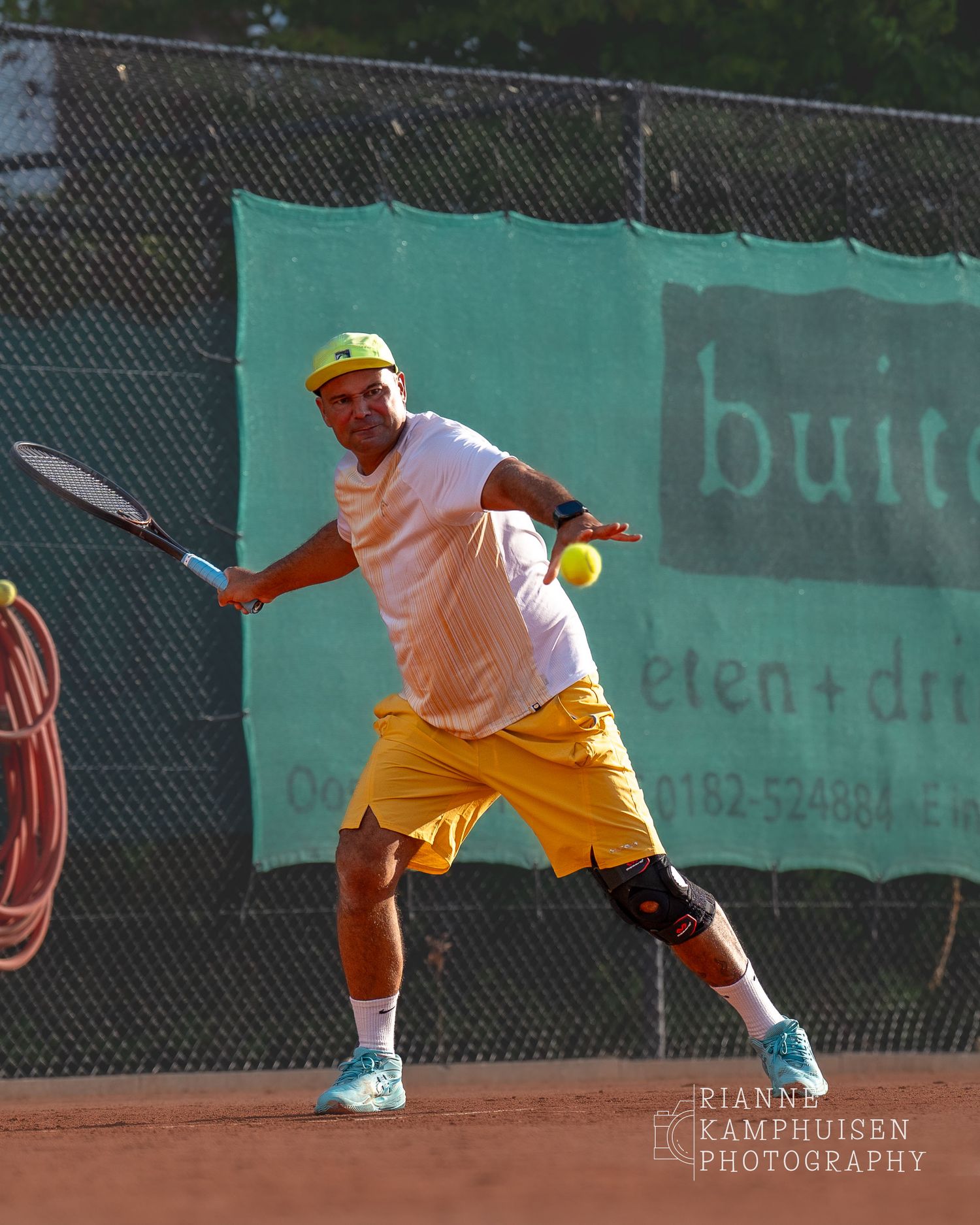 Actiefoto's van de woensdagavond van eengravel tennistoernooi met spelers in actie, dubbelspel, toeschouwers en zomerse sfeer rond de baan.