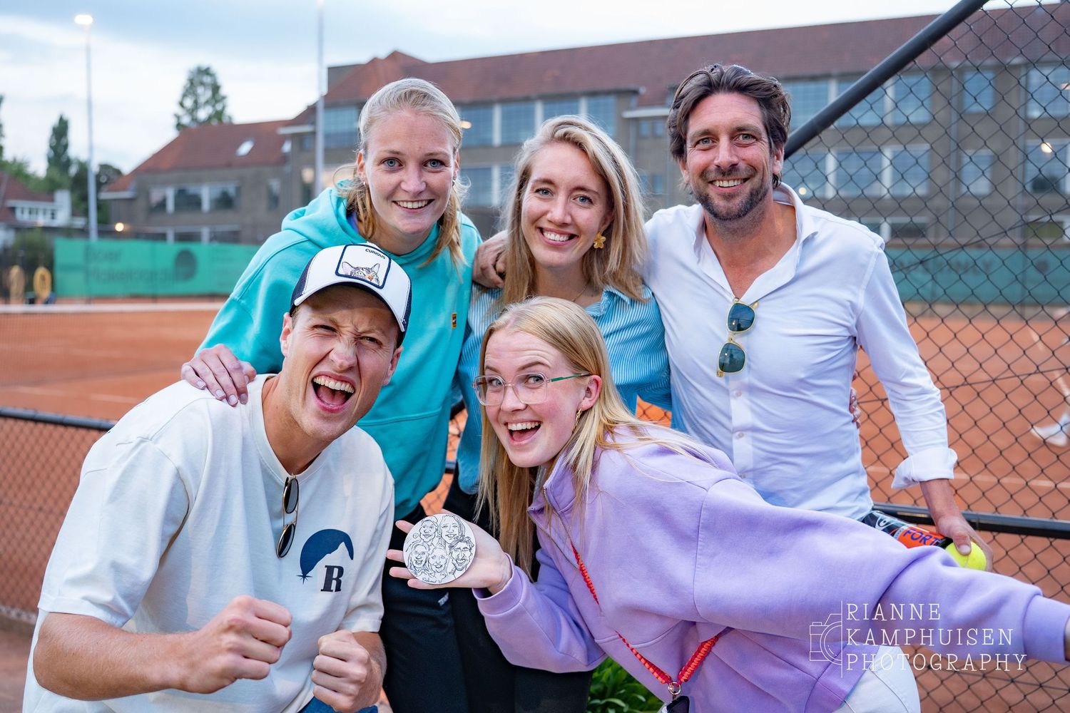 Actiefoto's van de woensdagavond van eengravel tennistoernooi met spelers in actie, dubbelspel, toeschouwers en zomerse sfeer rond de baan.