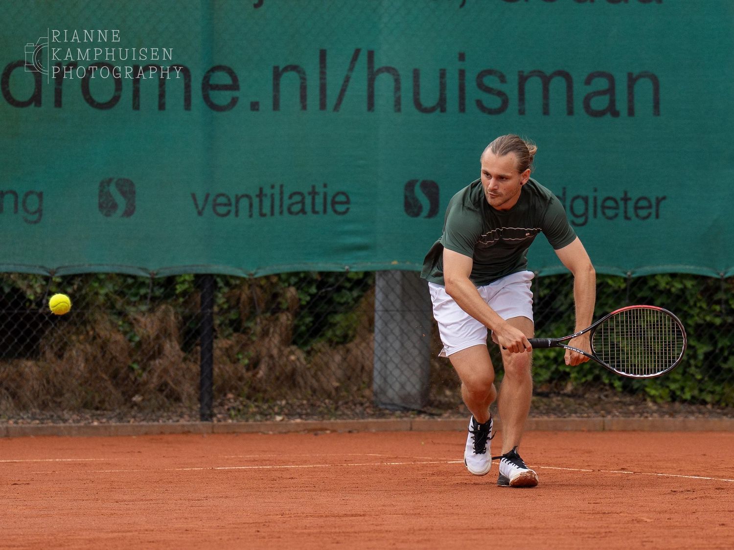 Actiefoto's van gravel tennistoernooi met spelers in actie, dubbelspel, toeschouwers en zomerse sfeer rond de baan.