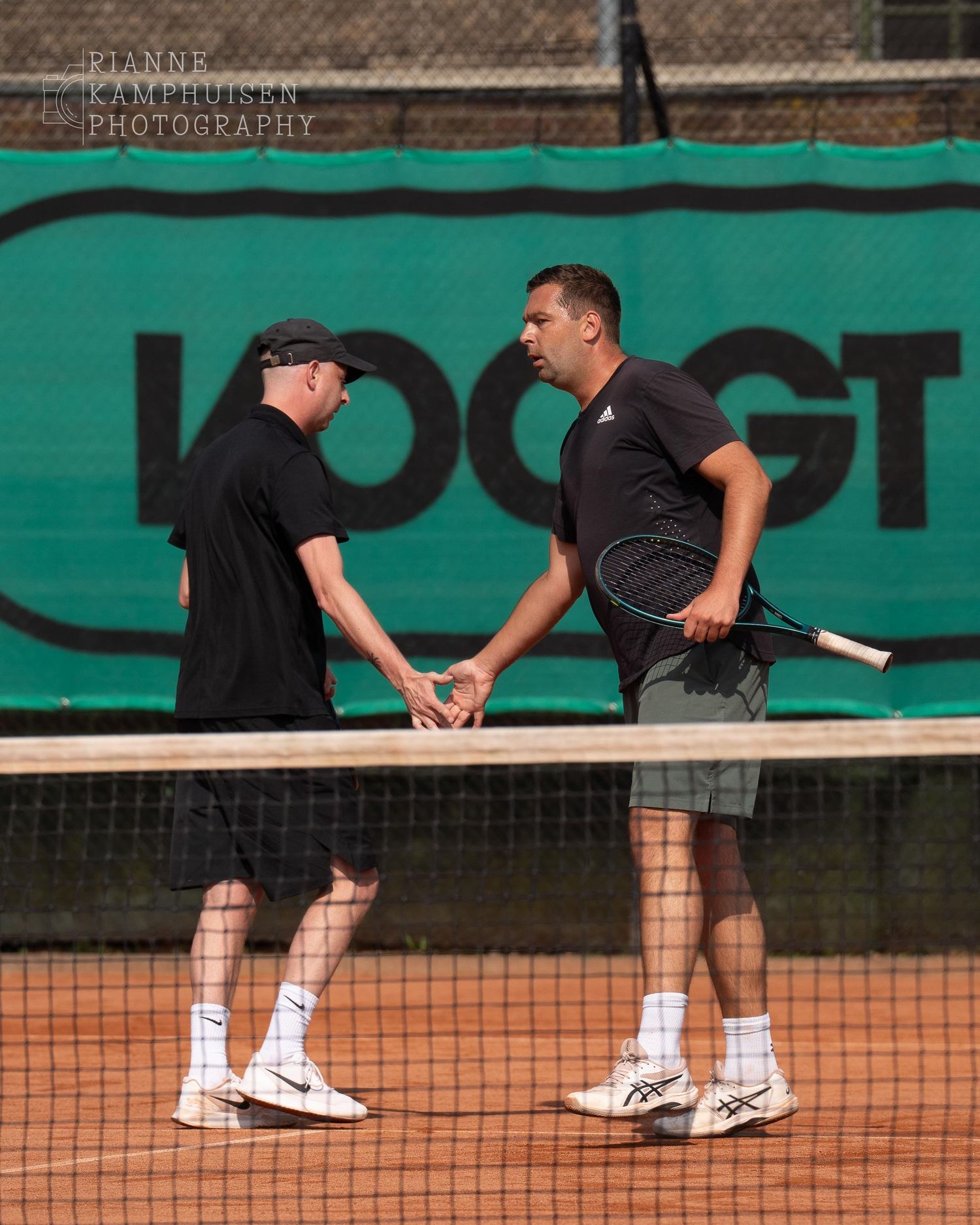 Actiefoto's van gravel tennistoernooi met spelers in actie, dubbelspel, toeschouwers en zomerse sfeer rond de baan.
