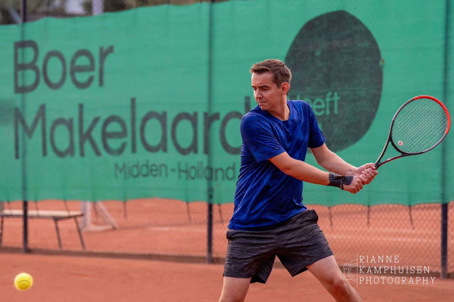 Actiefoto's van de vrijdagavond van een gravel tennistoernooi met spelers in actie, dubbelspel, toeschouwers en zomerse sfeer rond de baan.