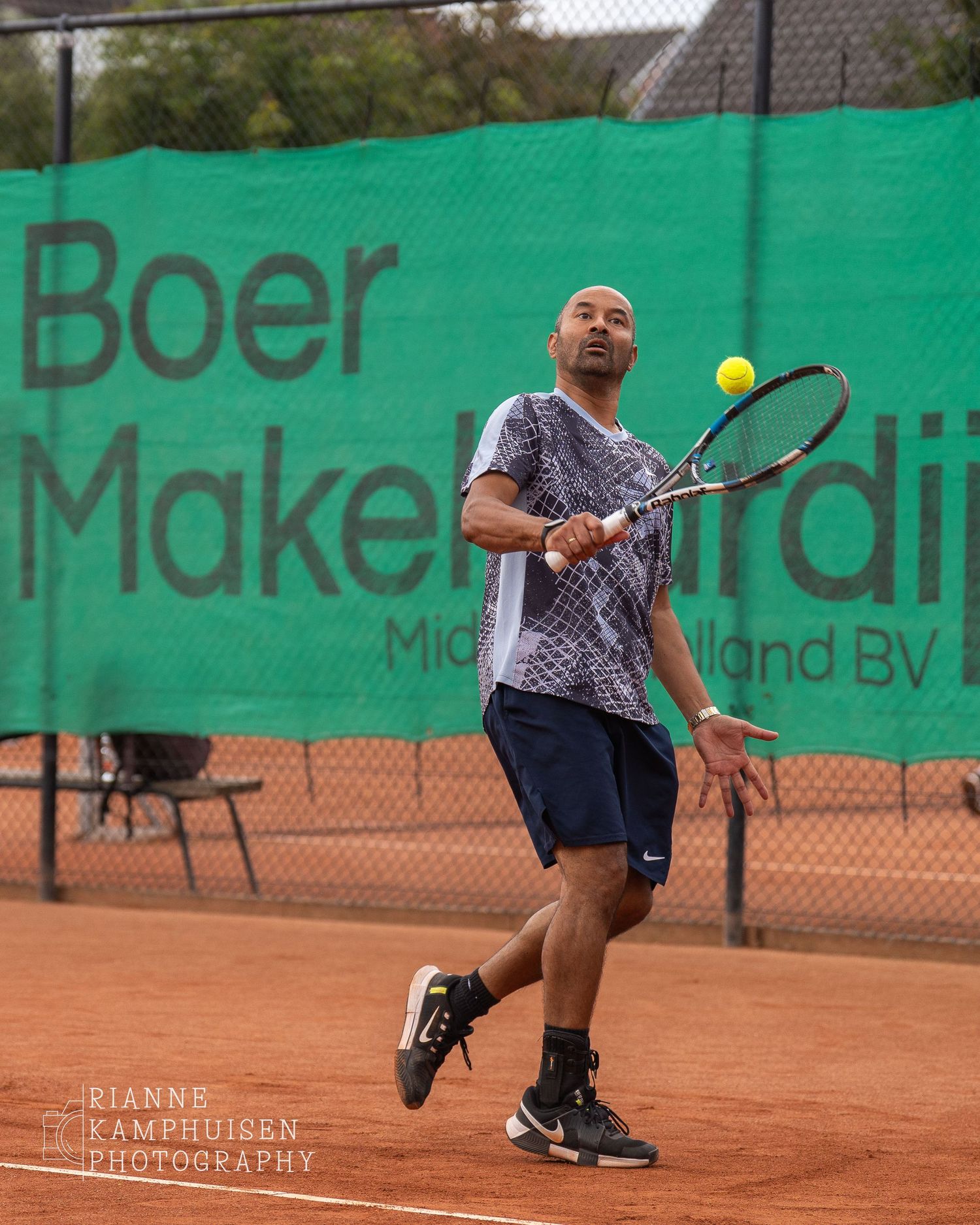 Actiefoto's van de zaterdag van een gravel tennistoernooi met spelers in actie, dubbelspel, toeschouwers en zomerse sfeer rond de baan.