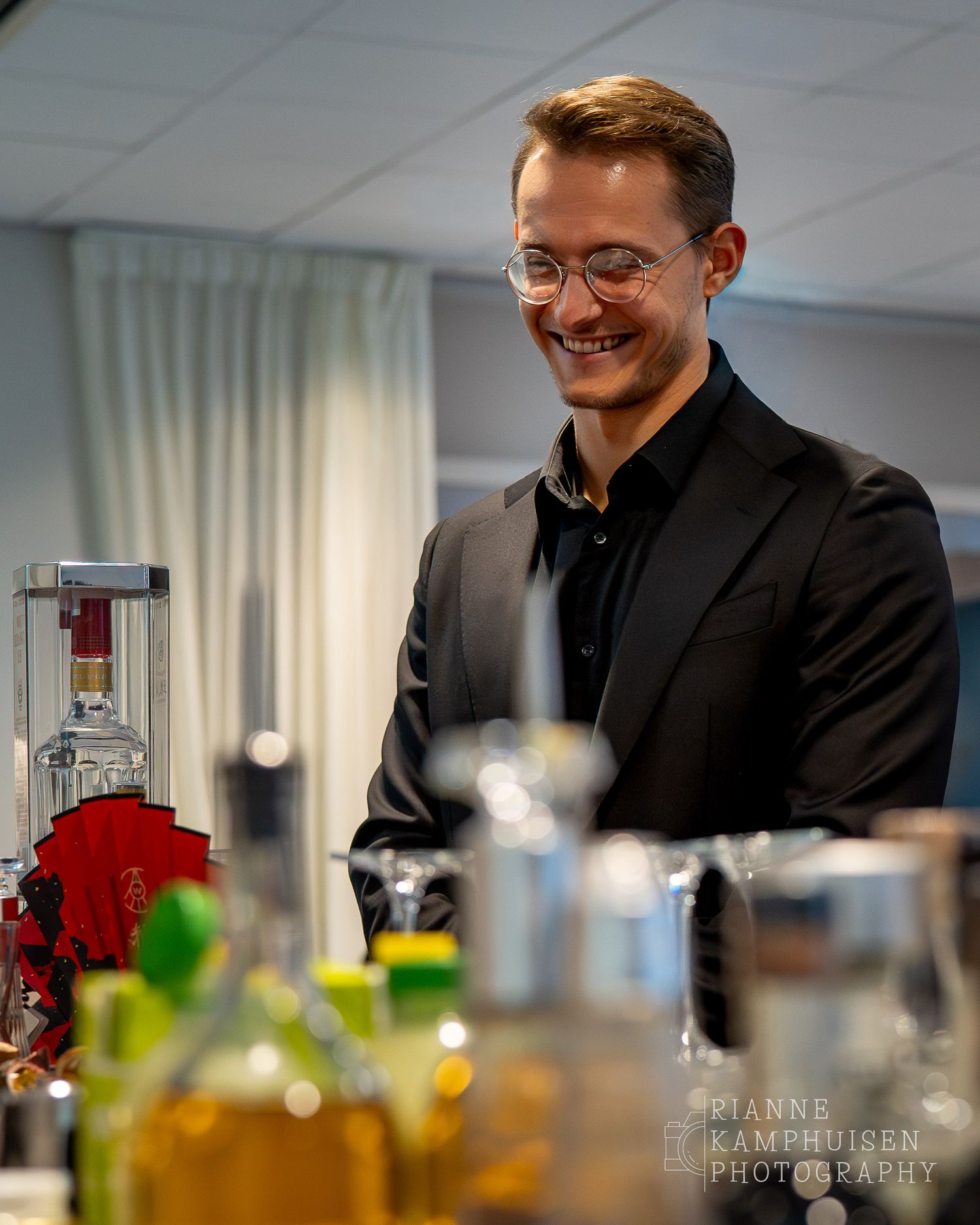Man achter een bar of stand tijdens netwerkborrel van de Yibin conferentie.