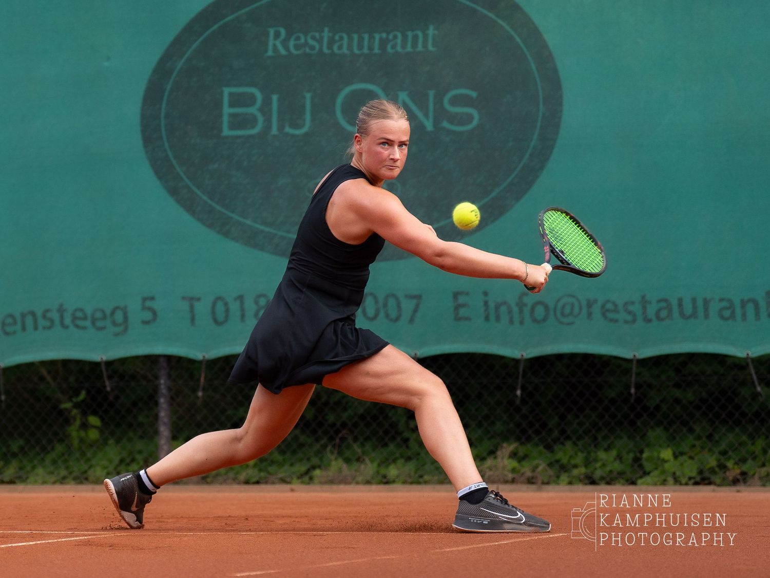 Actiefoto's van gravel tennistoernooi met spelers in actie, dubbelspel, toeschouwers en zomerse sfeer rond de baan.
