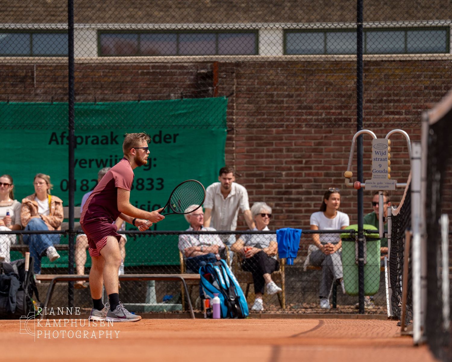 Actiefoto's en finalisten van een gravel tennistoernooi met spelers in actie, dubbelspel, toeschouwers en zomerse sfeer rond de baan.