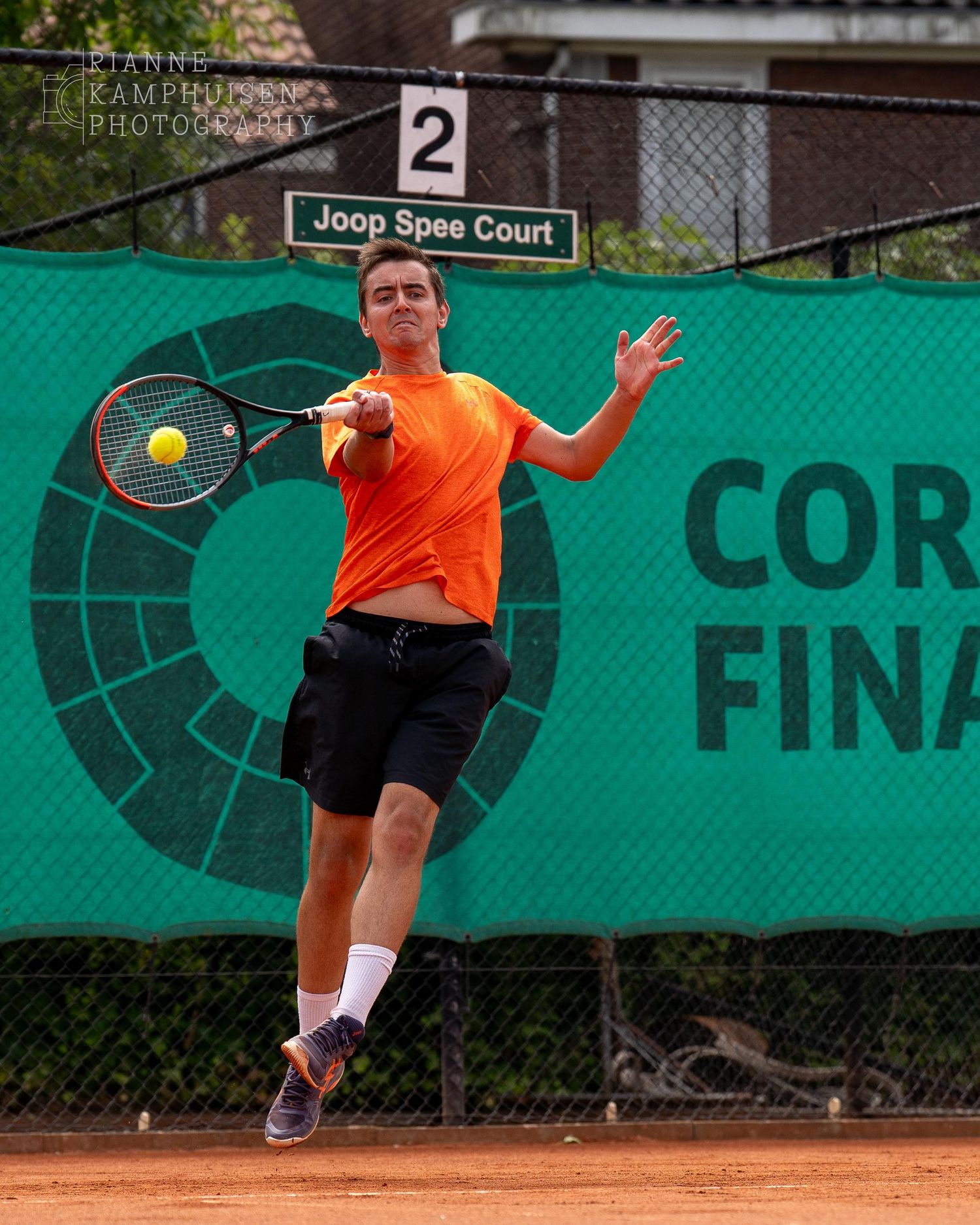 Actiefoto's van gravel tennistoernooi met spelers in actie, dubbelspel, toeschouwers en zomerse sfeer rond de baan.