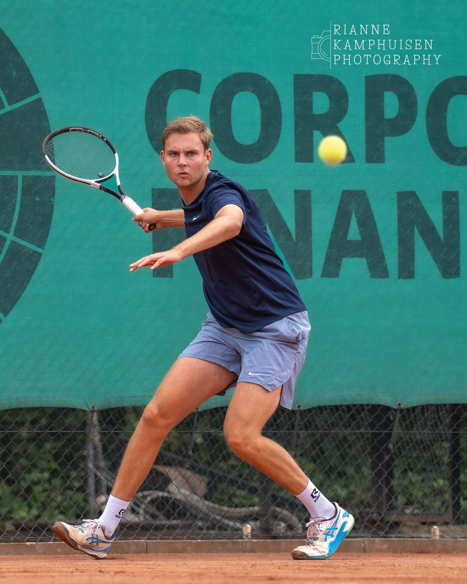 Actiefoto's van de zaterdag van een gravel tennistoernooi met spelers in actie, dubbelspel, toeschouwers en zomerse sfeer rond de baan.