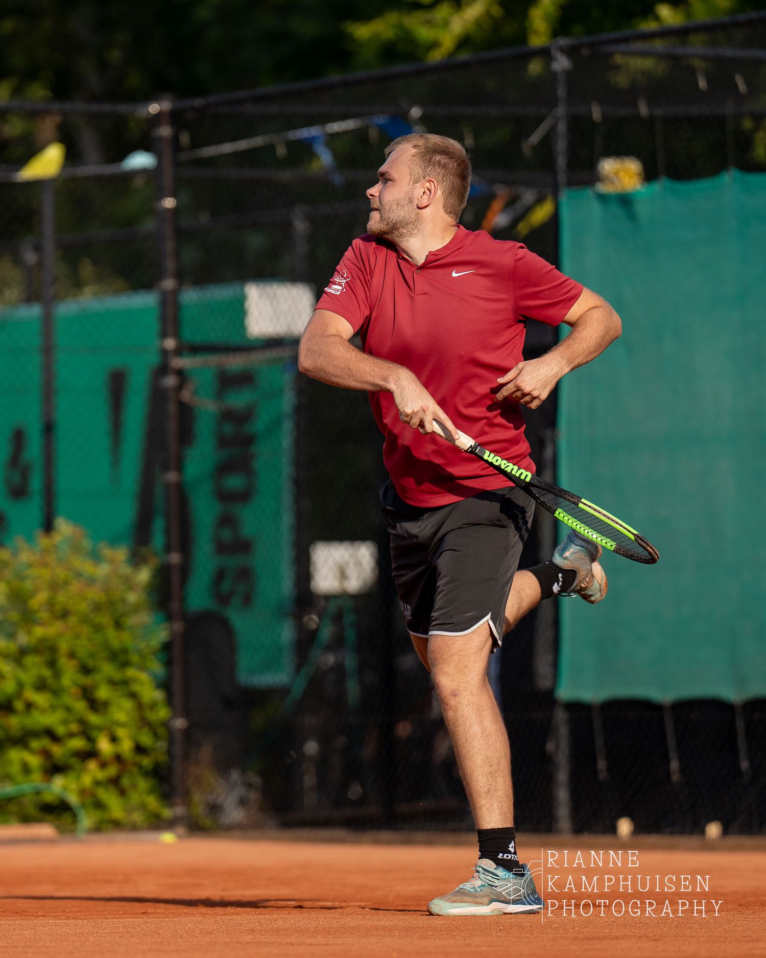Actiefoto's van de woensdagavond van eengravel tennistoernooi met spelers in actie, dubbelspel, toeschouwers en zomerse sfeer rond de baan.