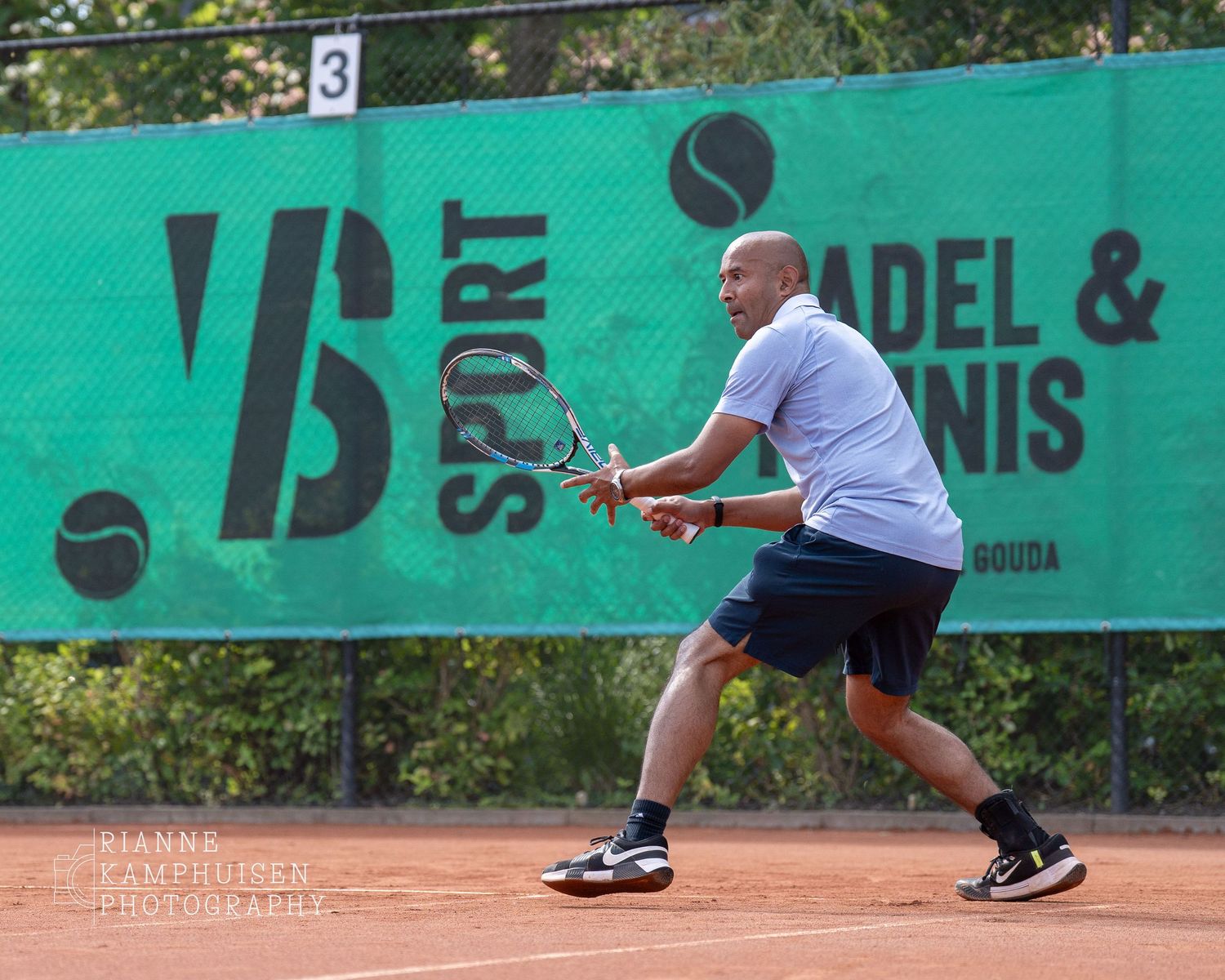 Actiefoto's en finalisten van een gravel tennistoernooi met spelers in actie, dubbelspel, toeschouwers en zomerse sfeer rond de baan.