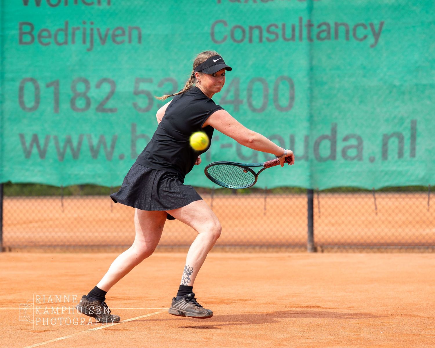 Actiefoto's en finalisten van een gravel tennistoernooi met spelers in actie, dubbelspel, toeschouwers en zomerse sfeer rond de baan.