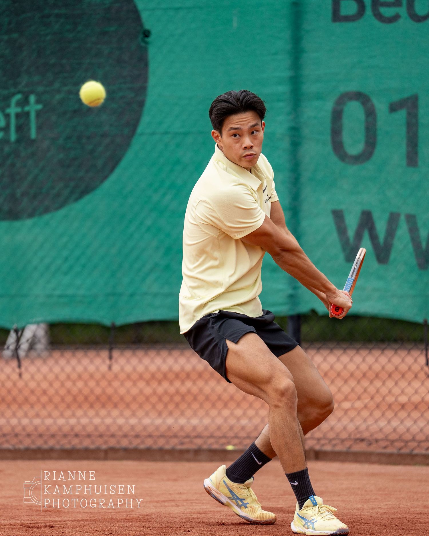 Actiefoto's en finalisten van een gravel tennistoernooi met spelers in actie, dubbelspel, toeschouwers en zomerse sfeer rond de baan.